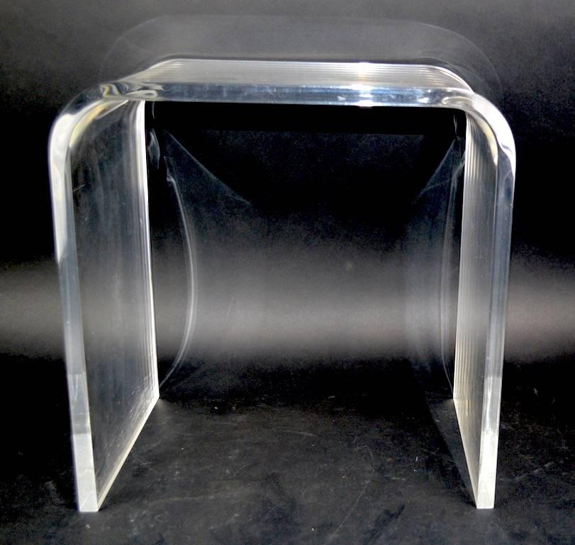 Ein Paar Wasserfall-Beistelltische aus Lucite im Angebot 1