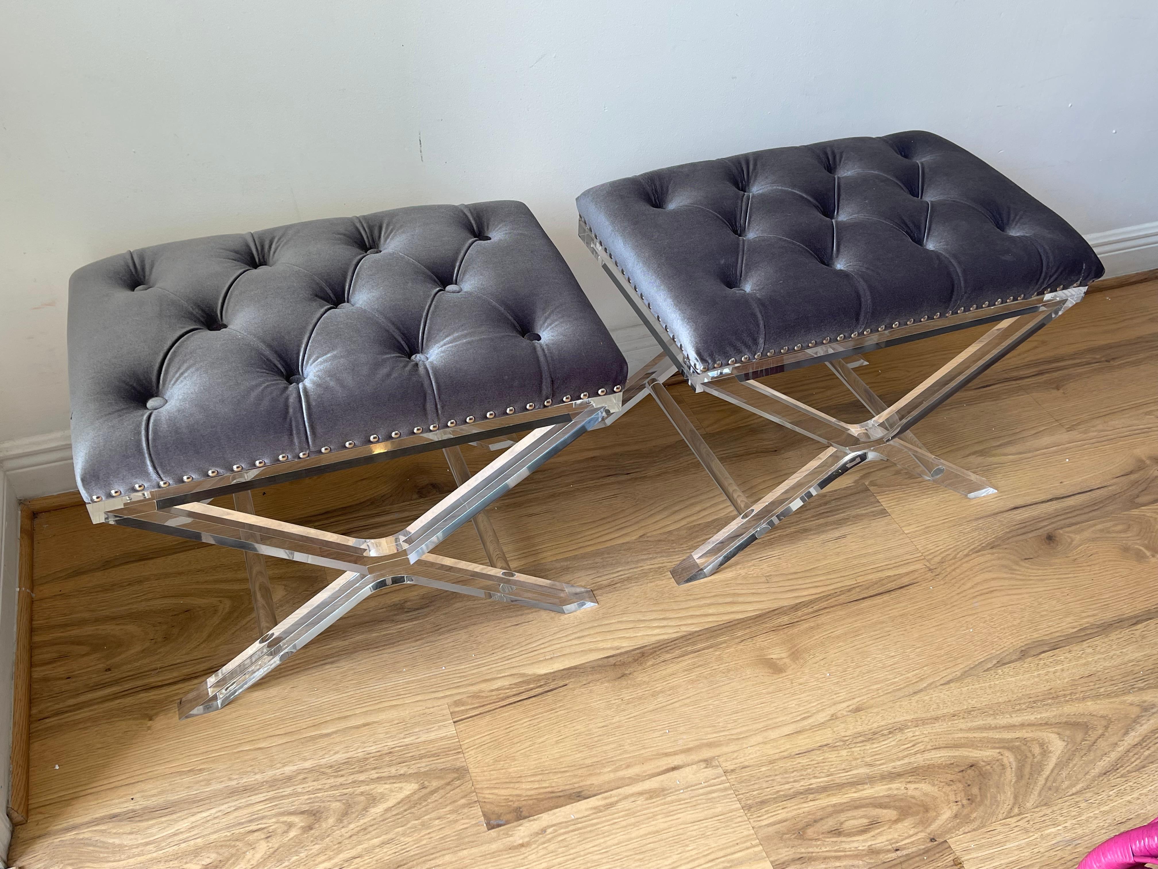 Mid-Century moderno Coppia di panche a X in lucite con velluto grigio trapuntato in vendita