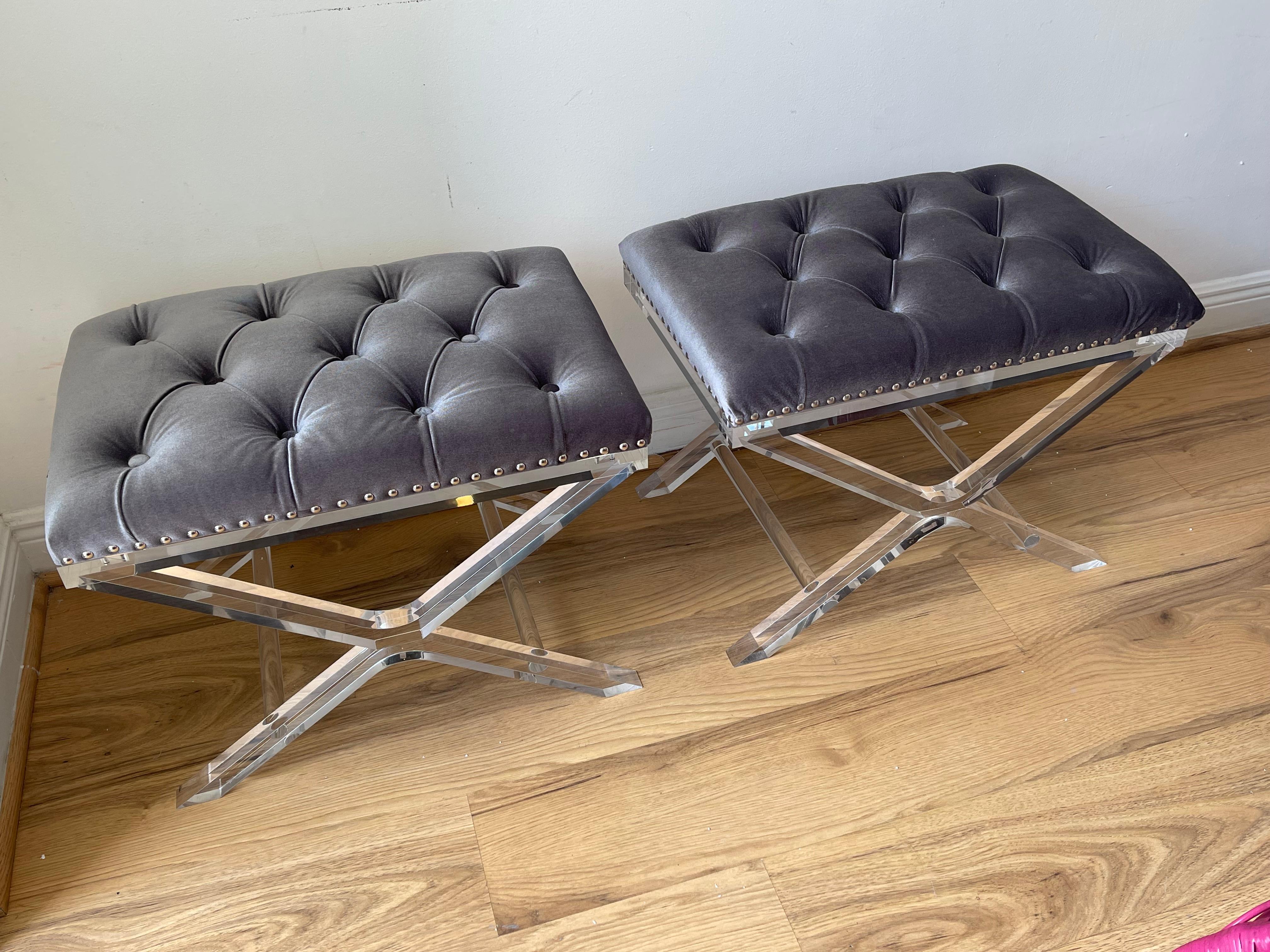 Americano Coppia di panche a X in lucite con velluto grigio trapuntato in vendita