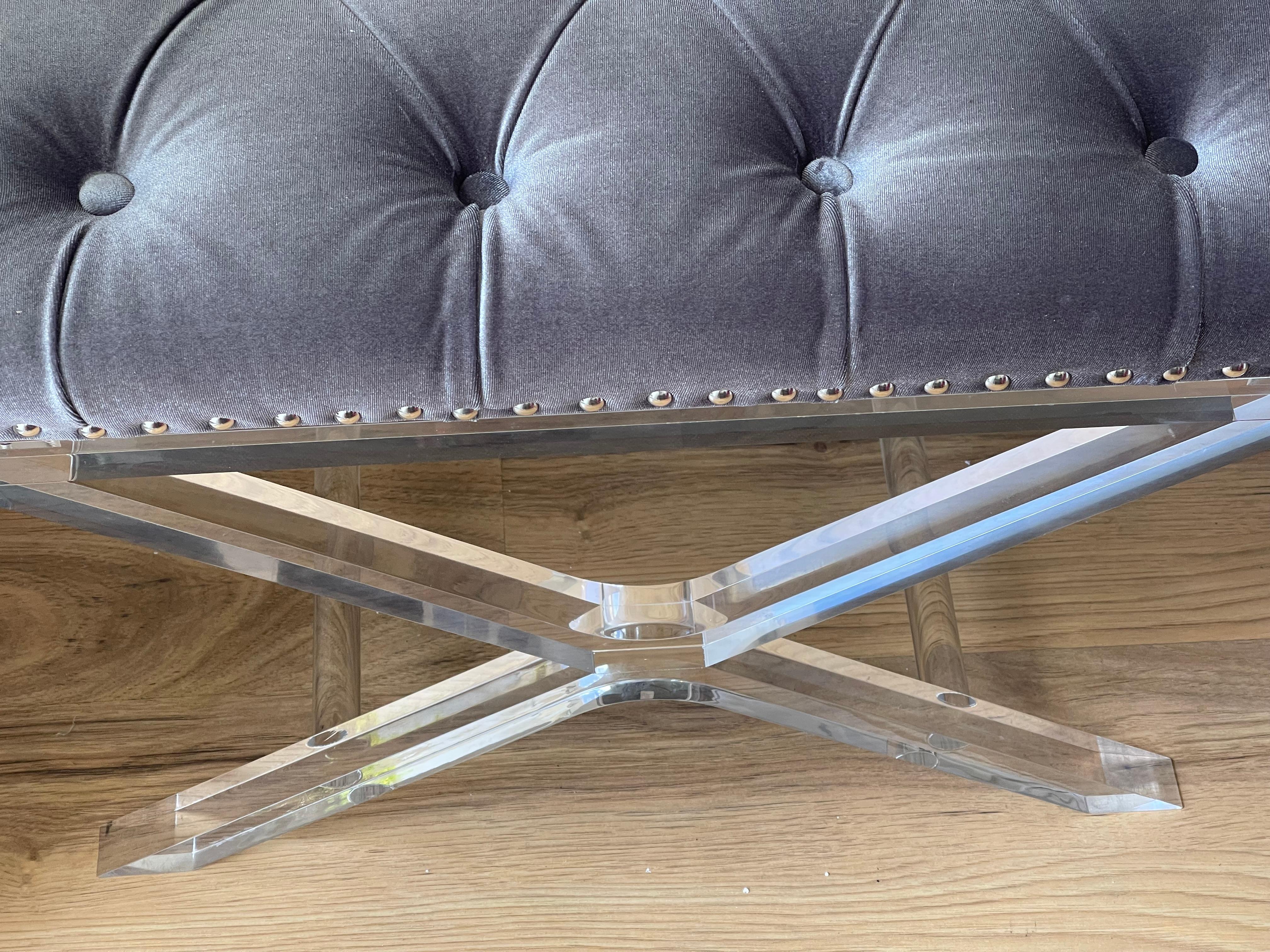 Fine XX secolo Coppia di panche a X in lucite con velluto grigio trapuntato in vendita