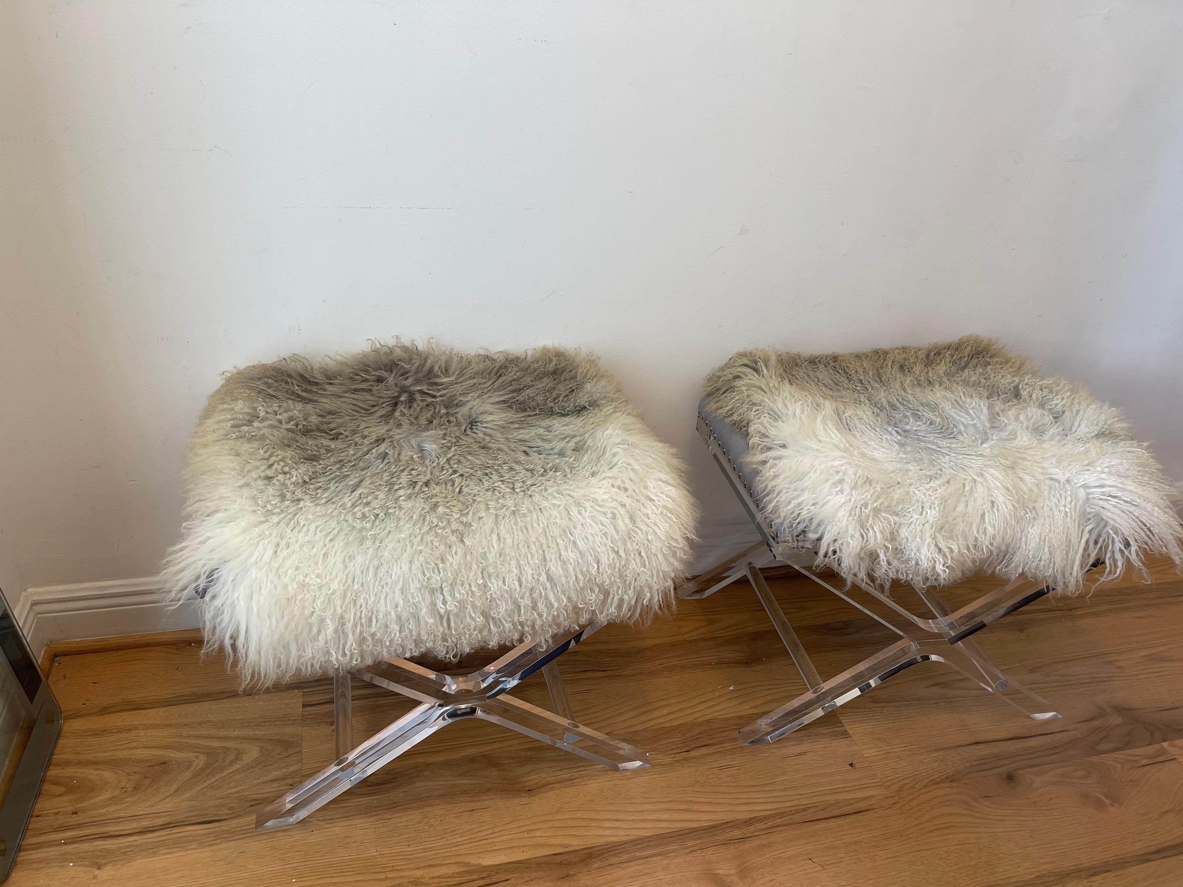 Hollywood Regency Coppia di sgabelli X in lucite Velluto imbottito con rivestimento in pelliccia di mongolia in vendita