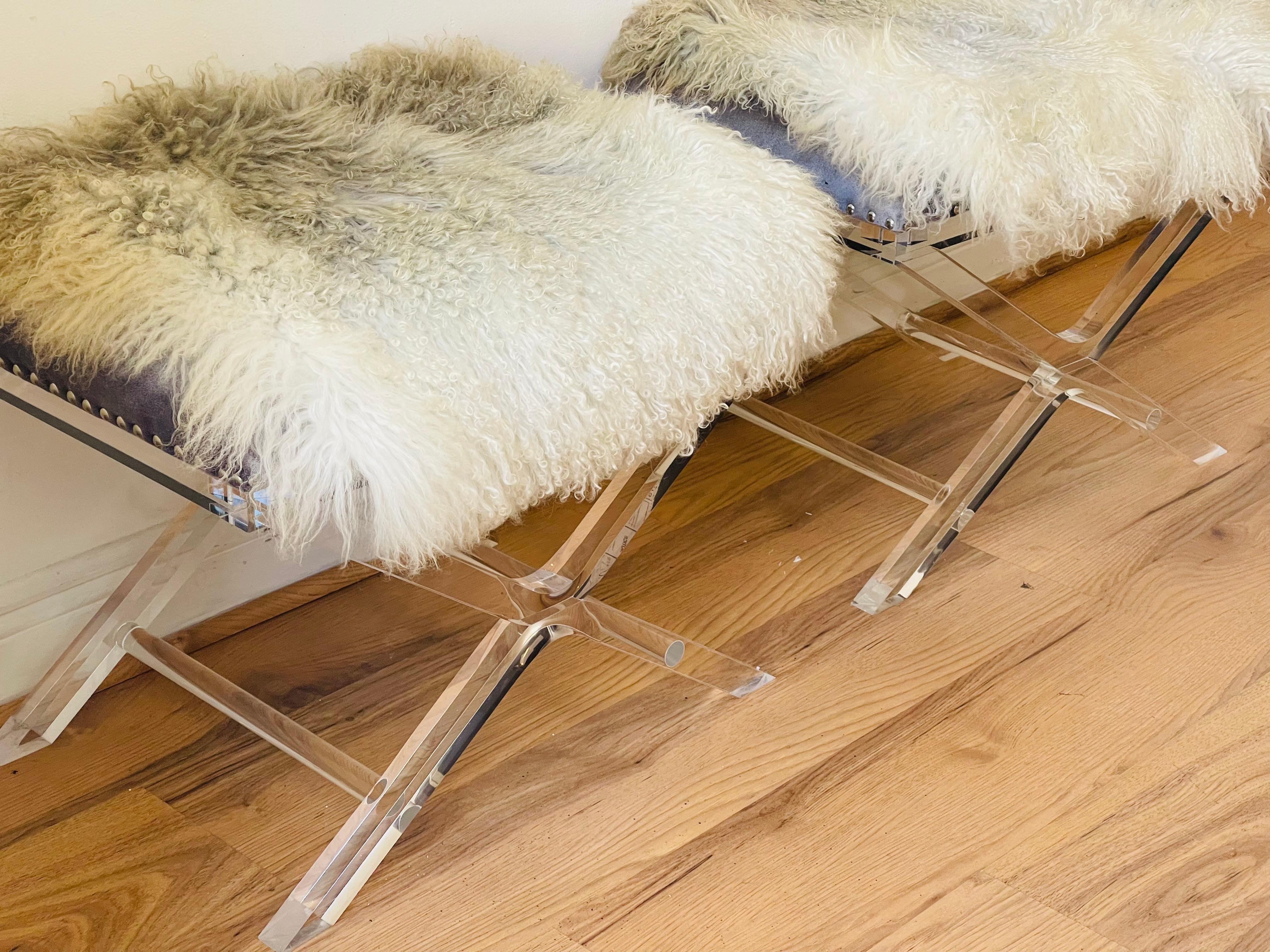 Americano Coppia di sgabelli X in lucite Velluto imbottito con rivestimento in pelliccia di mongolia in vendita