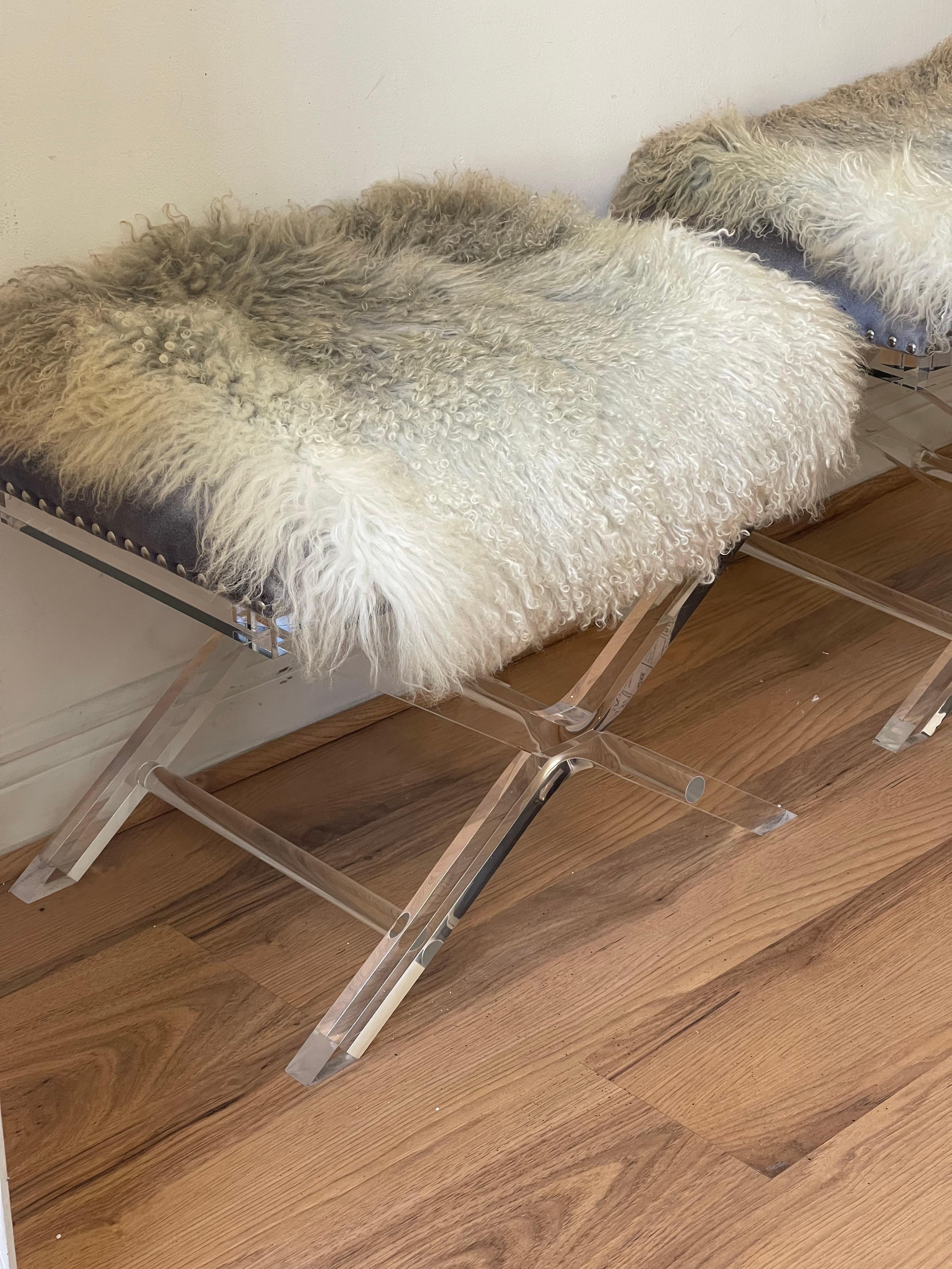Coppia di sgabelli X in lucite Velluto imbottito con rivestimento in pelliccia di mongolia In condizioni buone in vendita a Boca Raton, FL