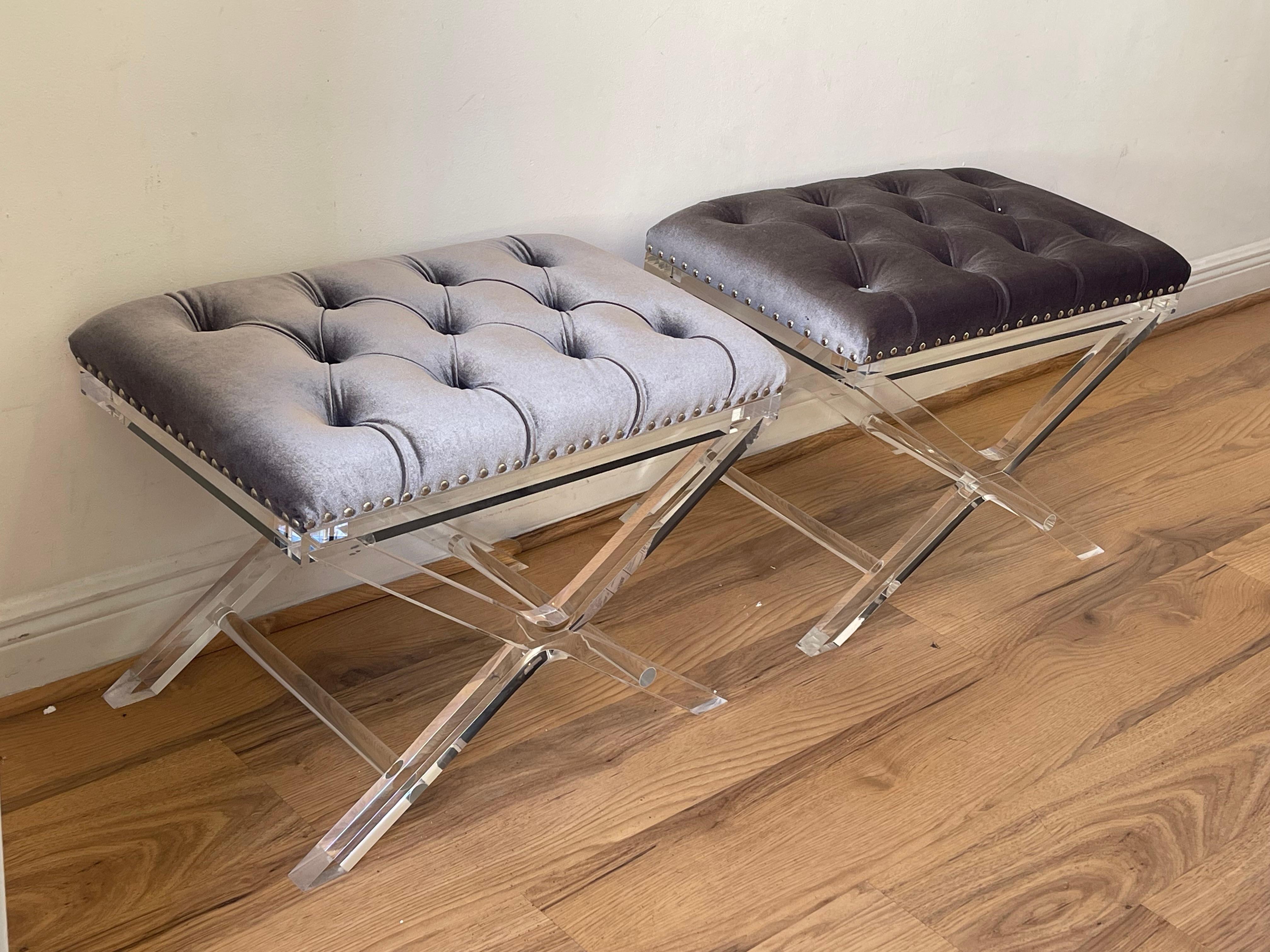 Fine XX secolo Coppia di sgabelli X in lucite Velluto imbottito con rivestimento in pelliccia di mongolia in vendita