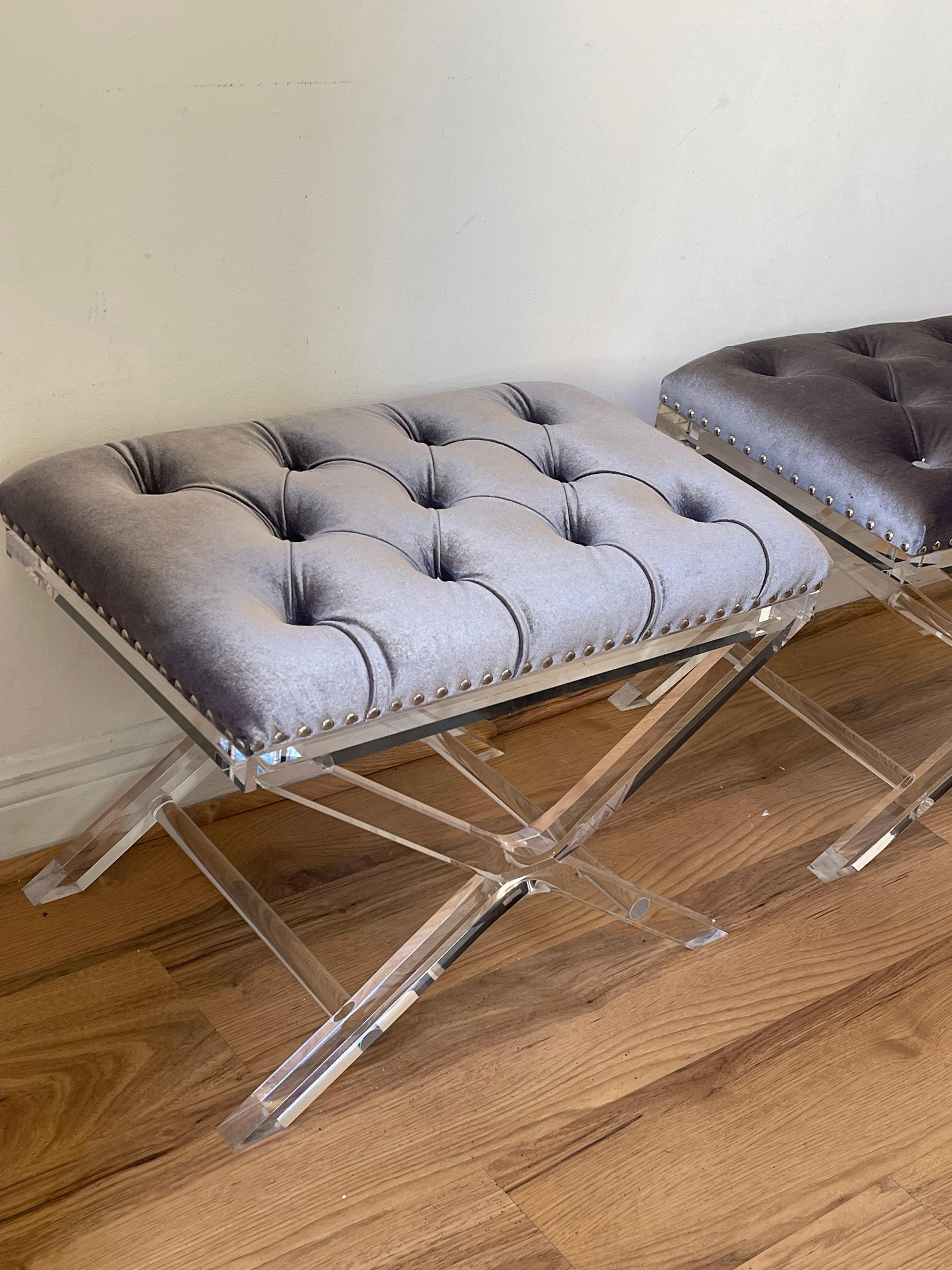 Pelliccia Coppia di sgabelli X in lucite Velluto imbottito con rivestimento in pelliccia di mongolia in vendita