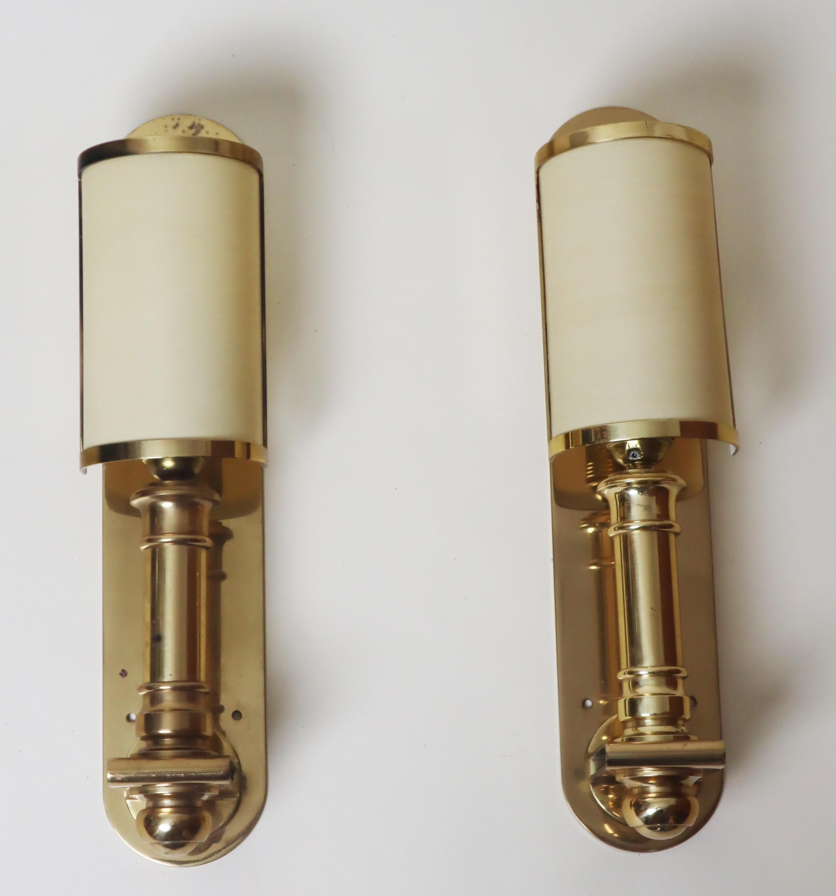 Laiton Paire de scones muraux de luxe dans le style Hollywood Regency par Metalarte en vente