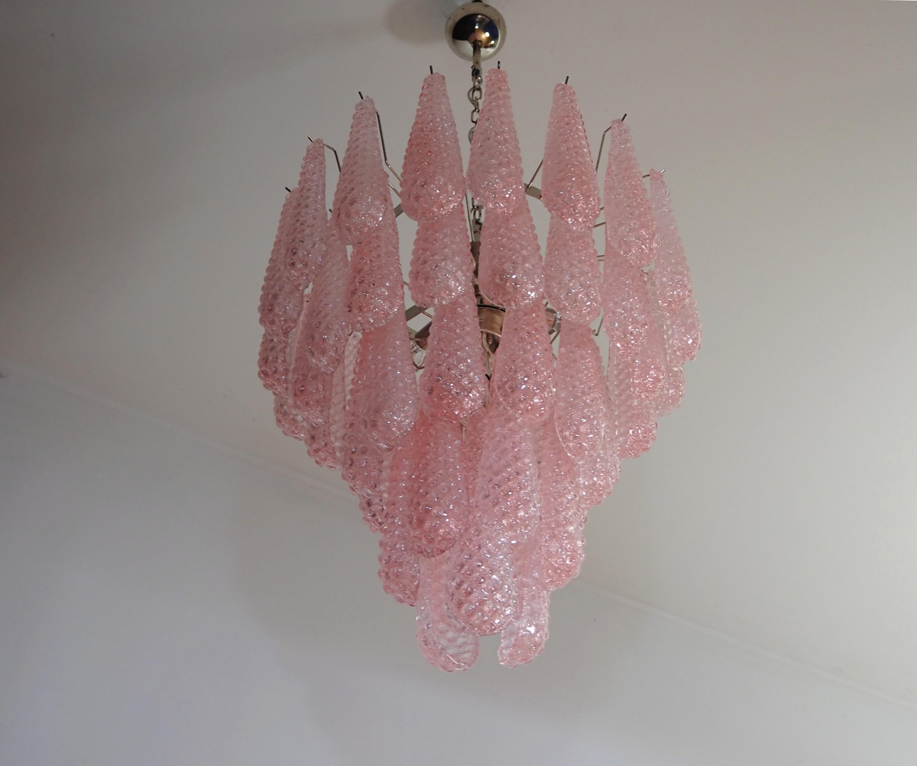 Coppia di lampadari a gocce rosa di Murano in vendita 1