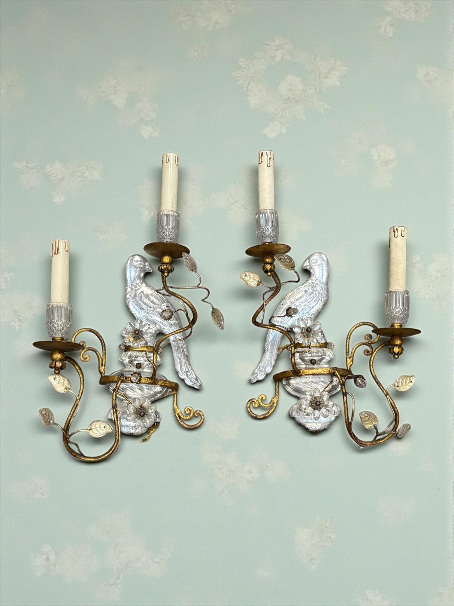 Paire de magnifiques appliques perroquets en fer doré et verre de la Maison Baguès en vente 3