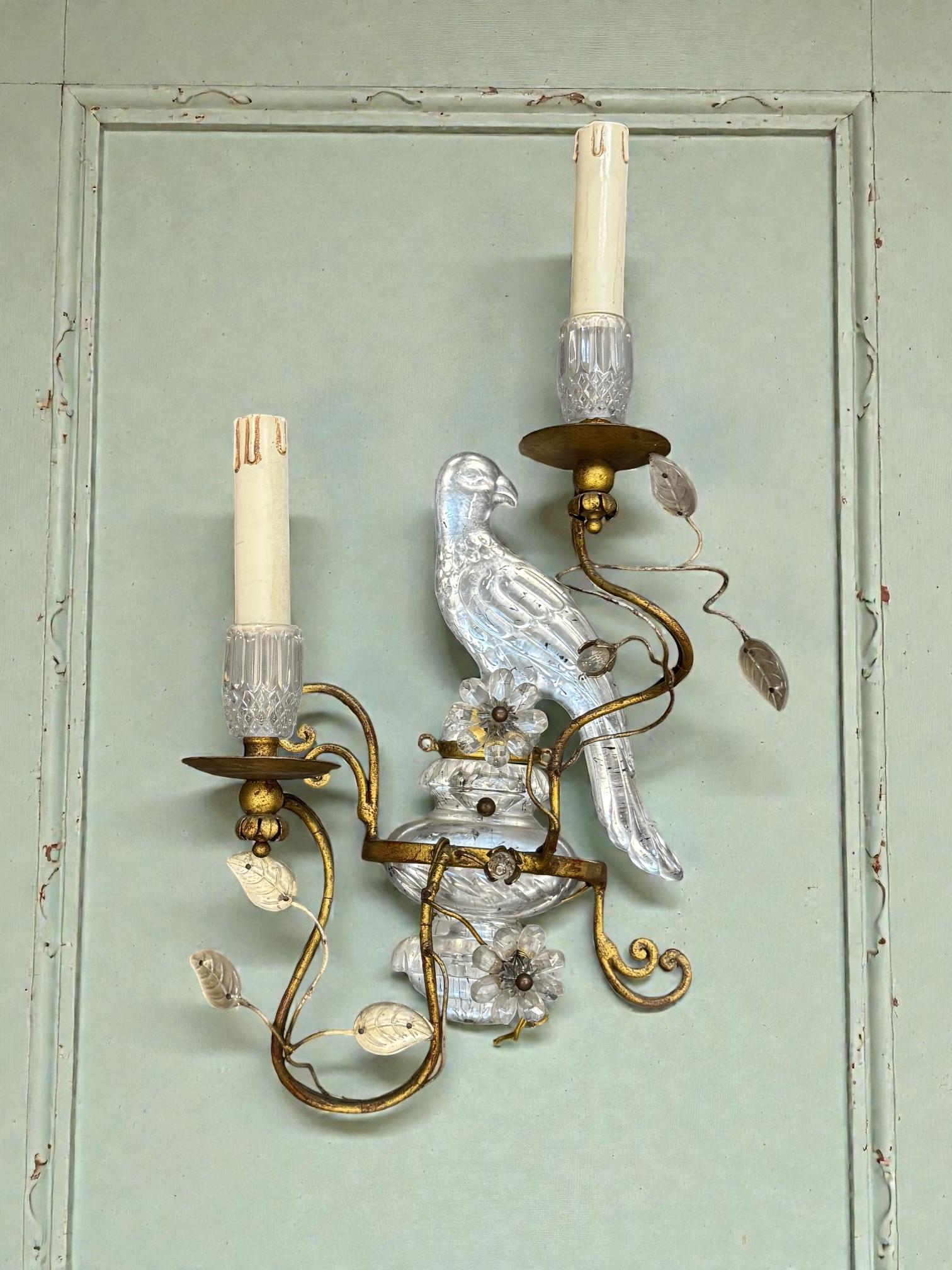 Paire de magnifiques appliques perroquets en fer doré et verre de la Maison Baguès en vente 4