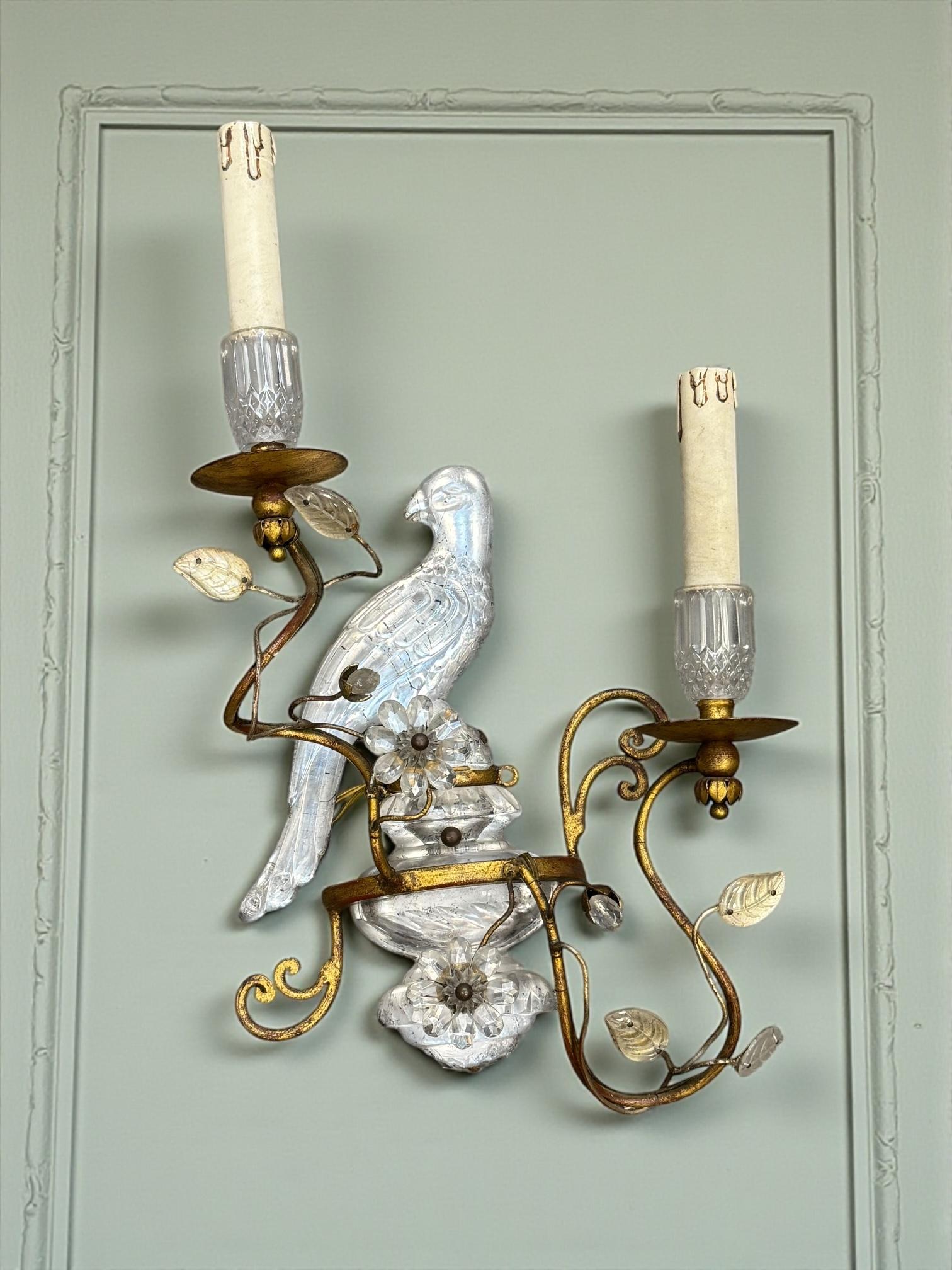 Paire de magnifiques appliques perroquets en fer doré et verre de la Maison Baguès en vente 5