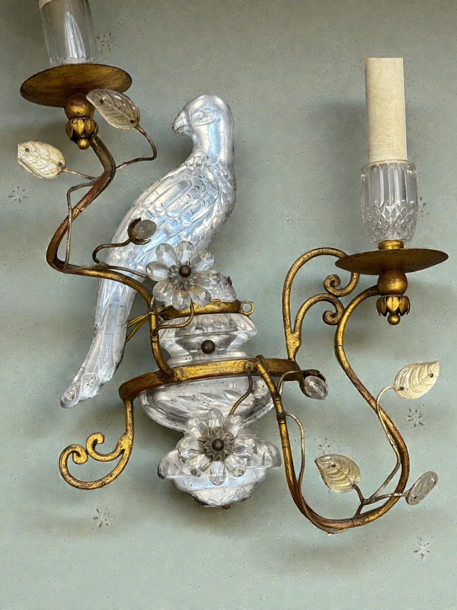 Paire de magnifiques appliques perroquets en fer doré et verre de la Maison Baguès en vente 9