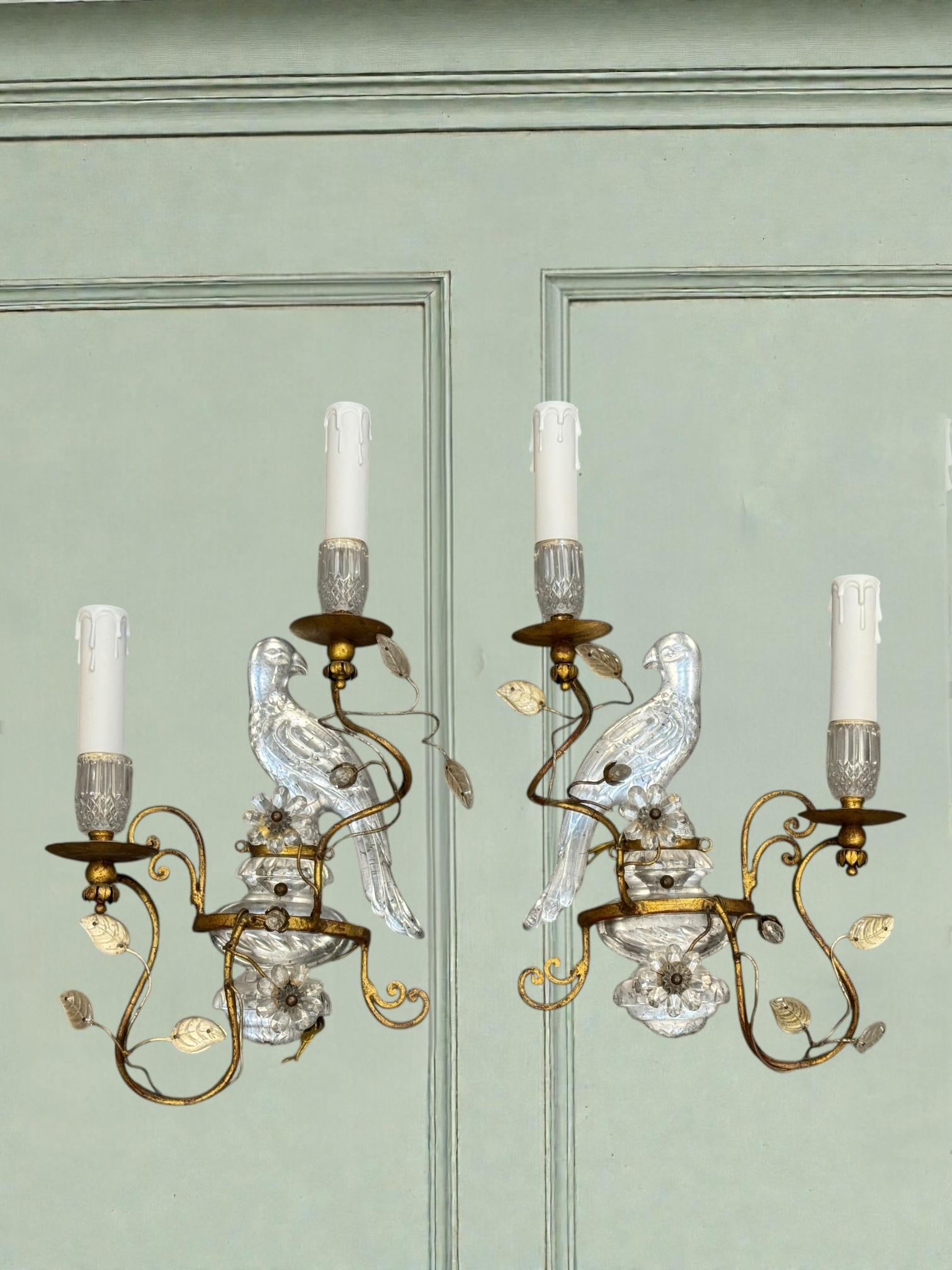 Paire de magnifiques appliques perroquets en fer doré et verre de la Maison Baguès en vente 10