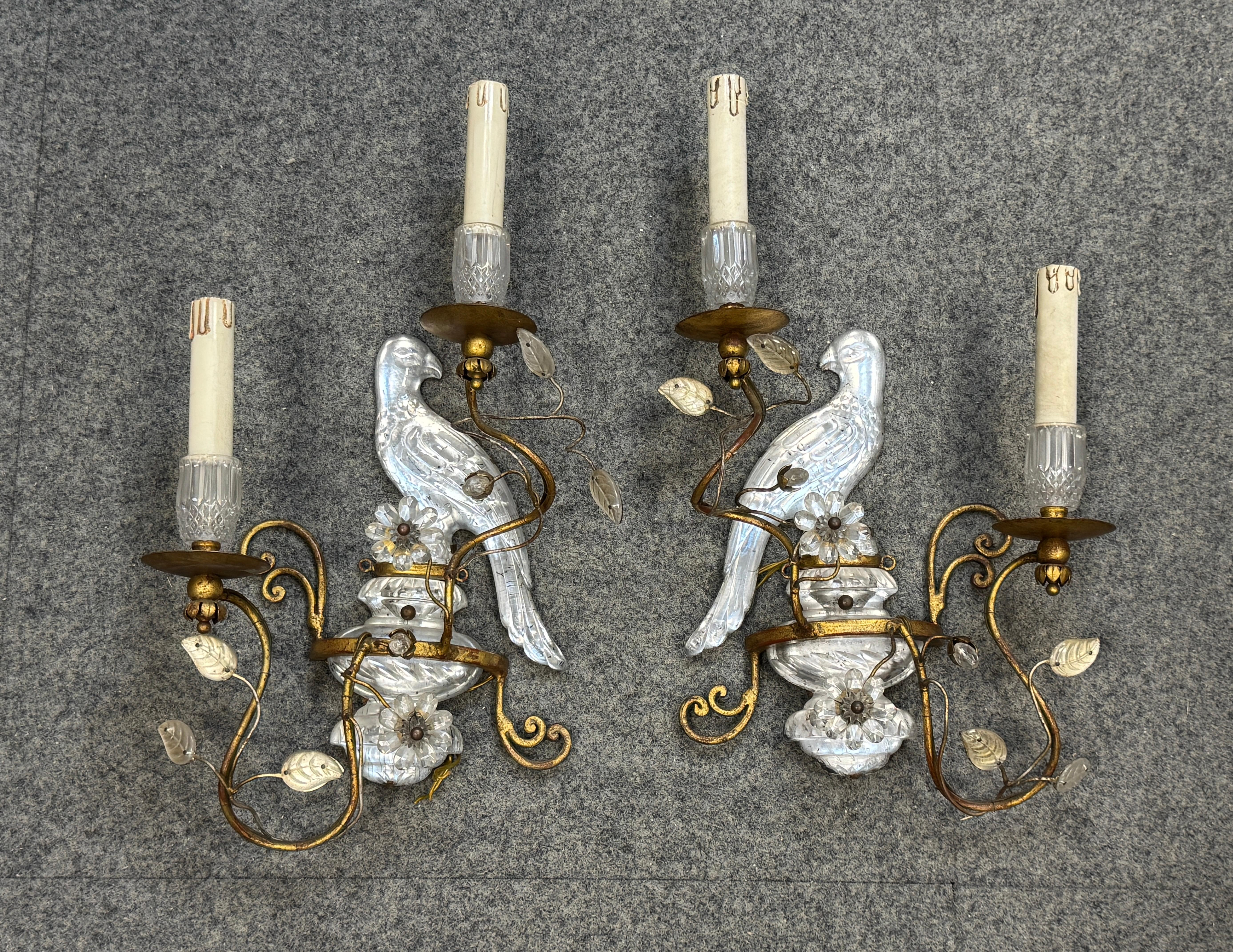 Paire de magnifiques appliques perroquets en fer doré et verre de la Maison Baguès en vente 11