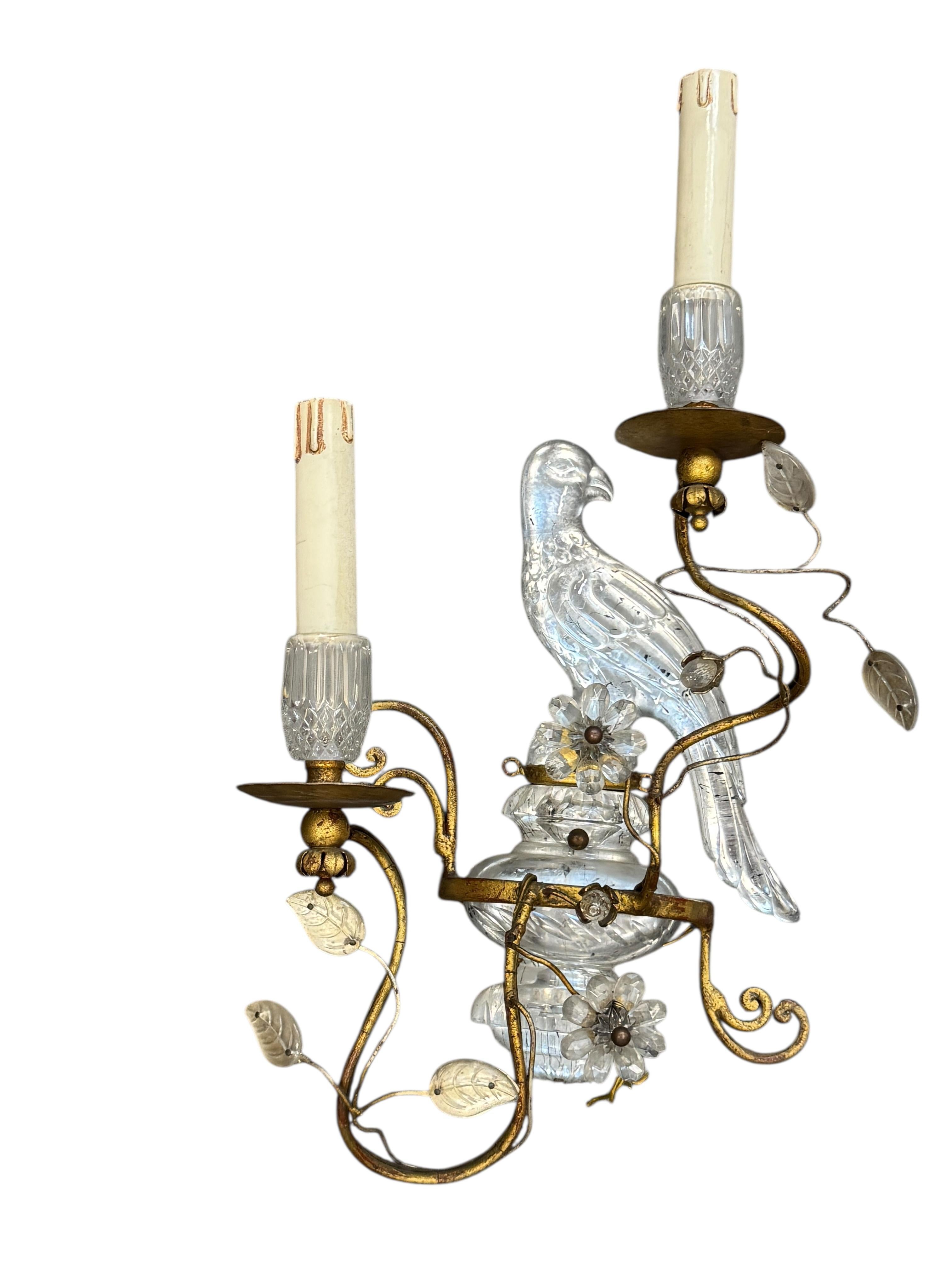 Cette exquise paire d'appliques à double bras en cristal de roche et métal doré est magnifiquement attribuée à la Maison Baguès, Paris, l'atelier français estimé et réputé pour son artisanat raffiné et ses conceptions d'éclairage emblématiques.