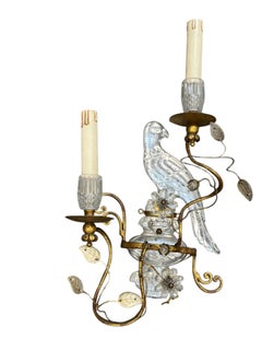 Paire de magnifiques appliques perroquets en fer doré et verre de la Maison Baguès
