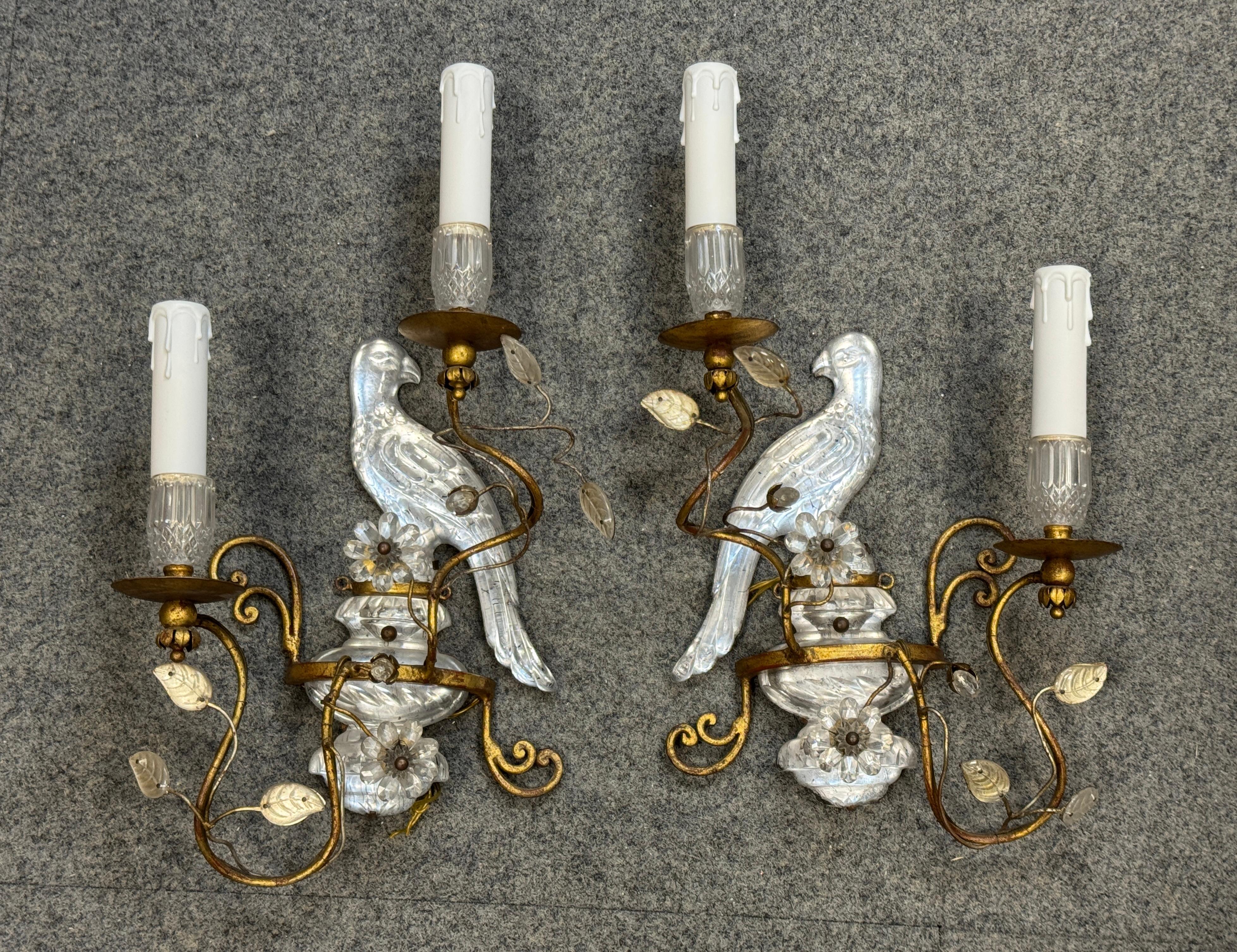 Paire de magnifiques appliques perroquets en fer doré et verre de la Maison Baguès en vente 12
