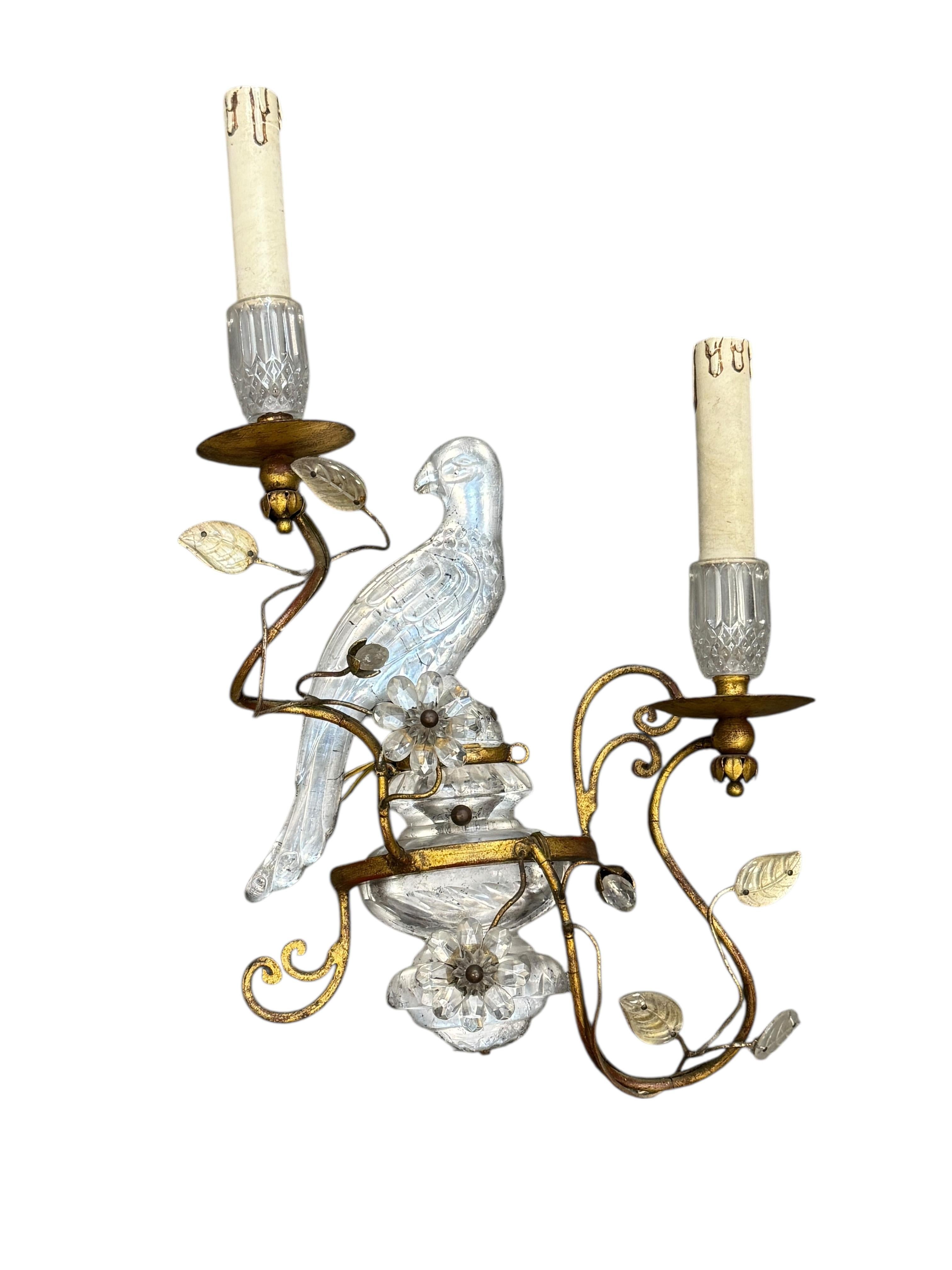 Hollywood Regency Paire de magnifiques appliques perroquets en fer doré et verre de la Maison Baguès en vente