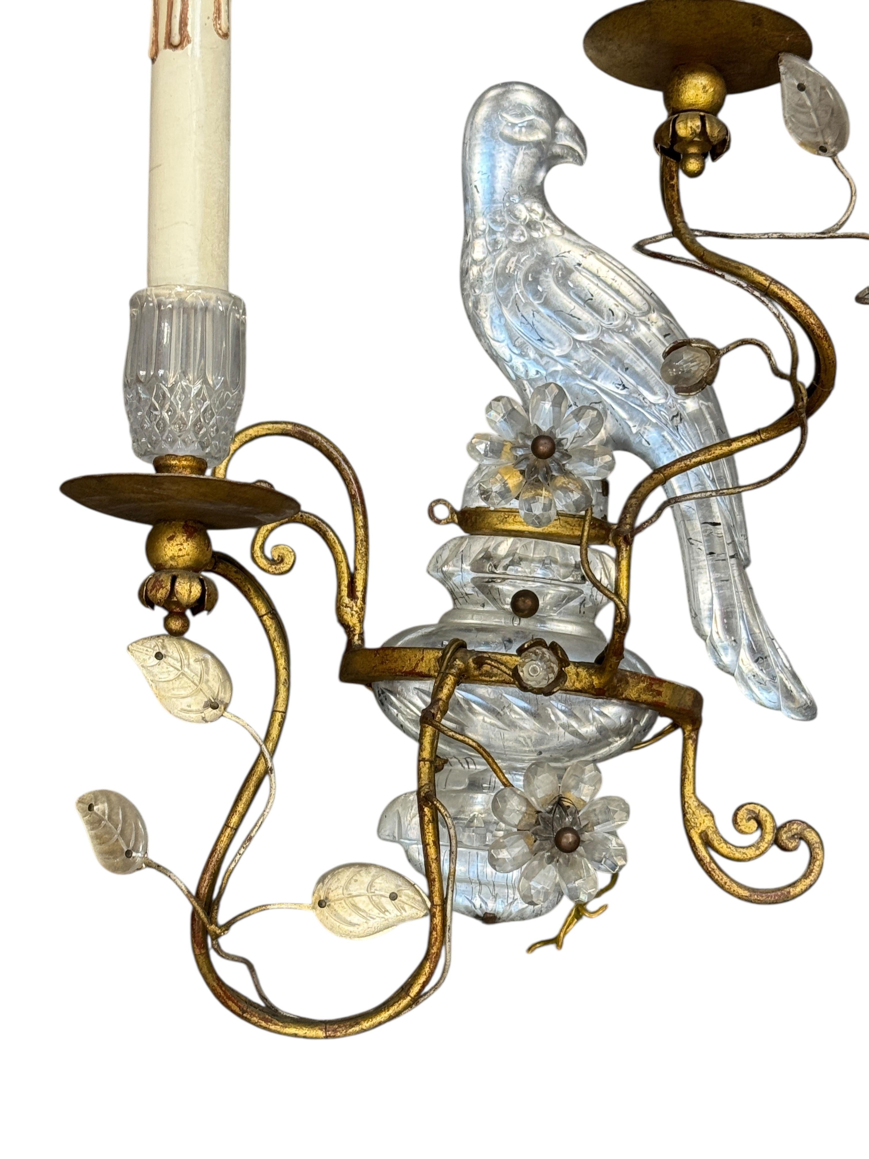 Français Paire de magnifiques appliques perroquets en fer doré et verre de la Maison Baguès en vente