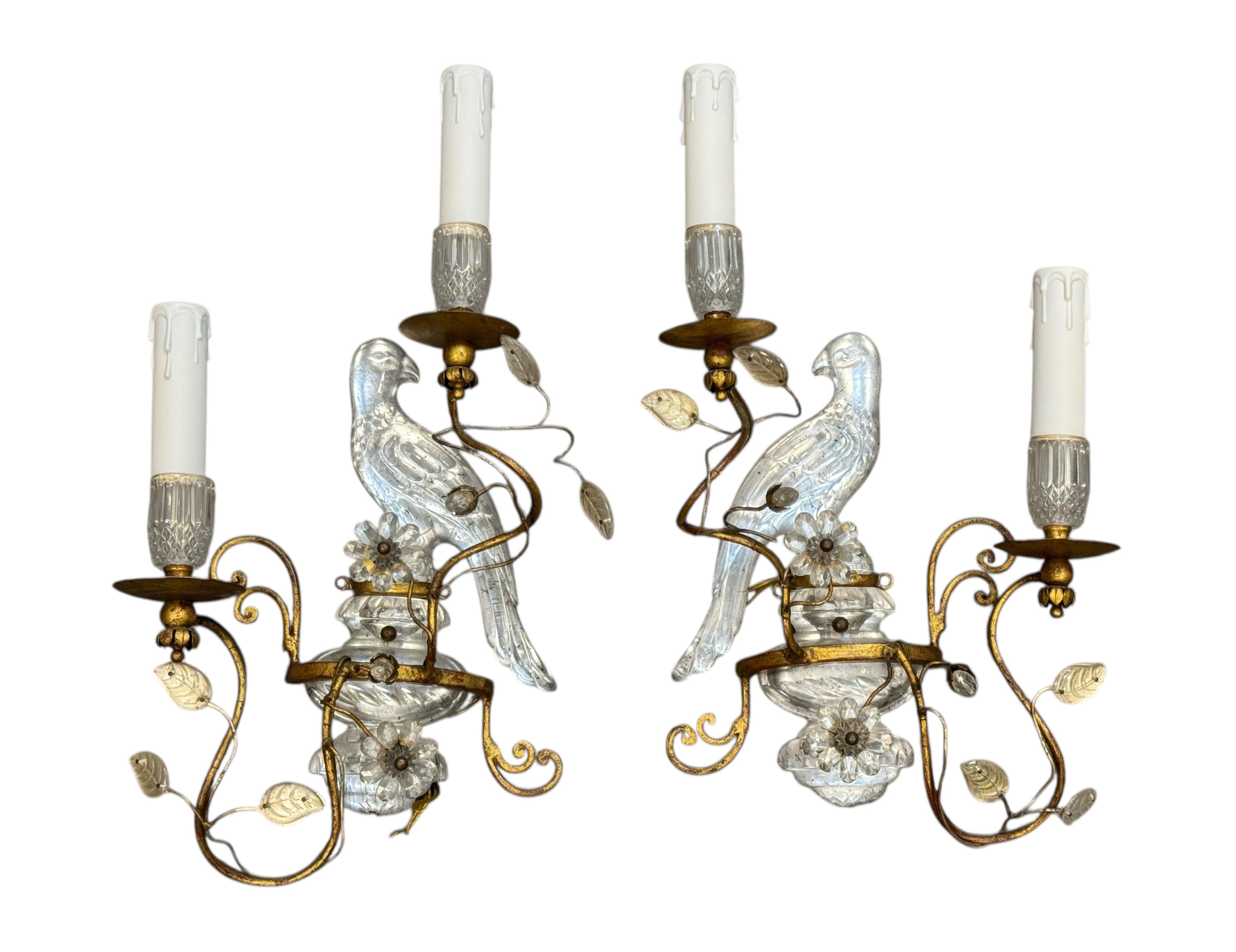 Métal Paire de magnifiques appliques perroquets en fer doré et verre de la Maison Baguès en vente