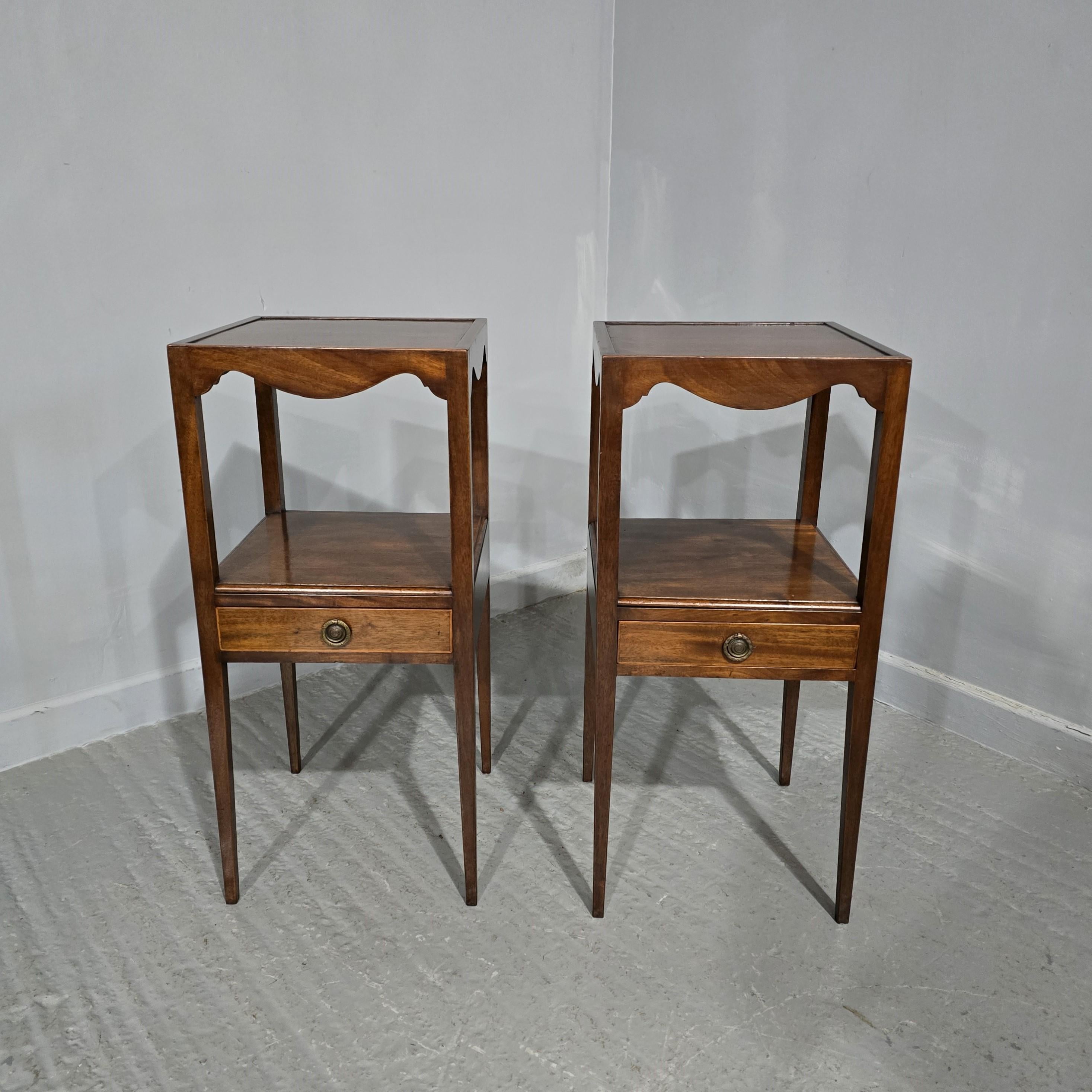 Très bonne paire de tables de chevet en acajou marqueté de l'époque édouardienne, avec un seul tiroir, en très bon état général.

30