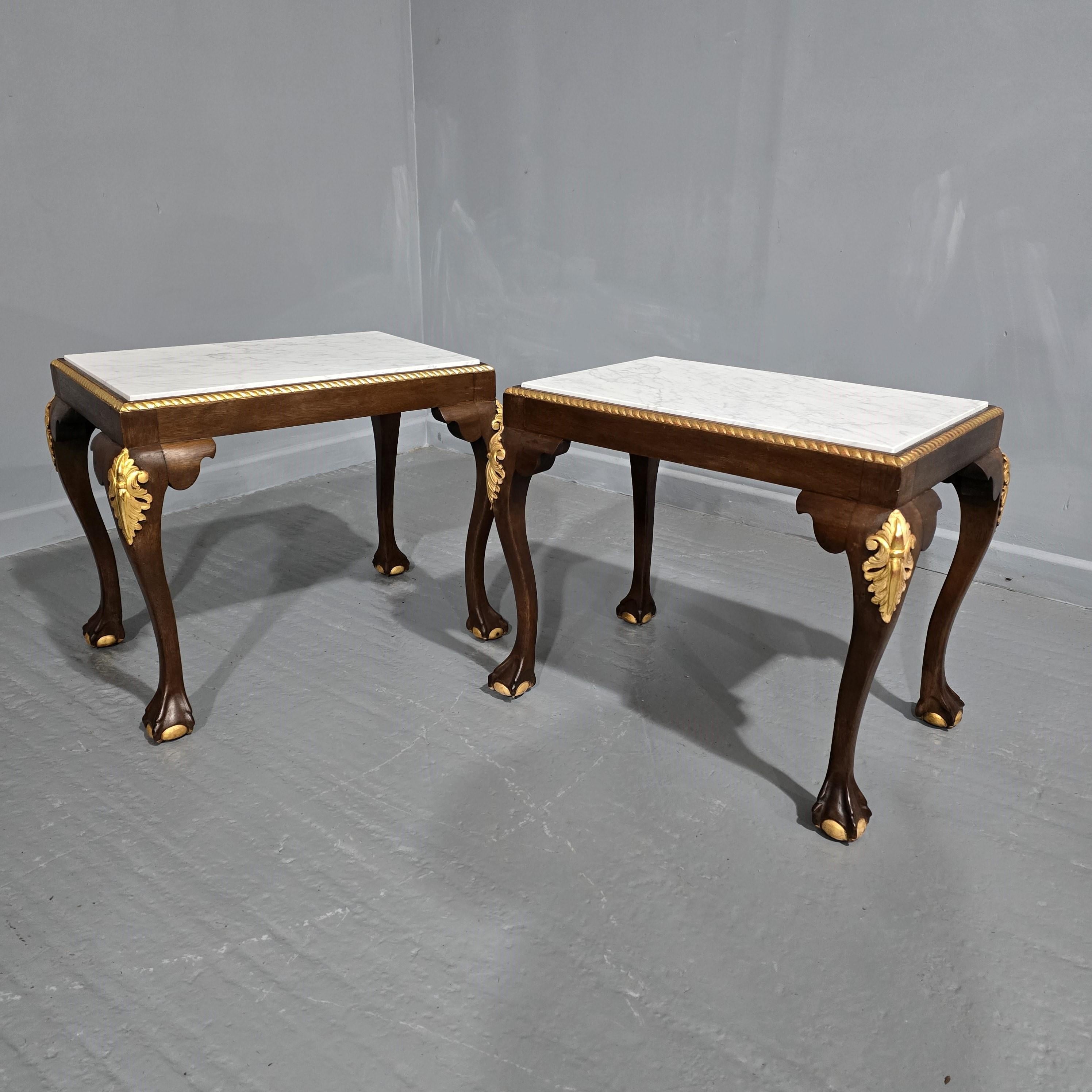 Exceptionnelle paire de tables de lampe de style Conditale en acajou et colis doré, avec bord à godrons, reposant sur des pieds en boule et griffes avec plateaux en marbre carerra, dorure à l'eau partielle, en excellent état général.