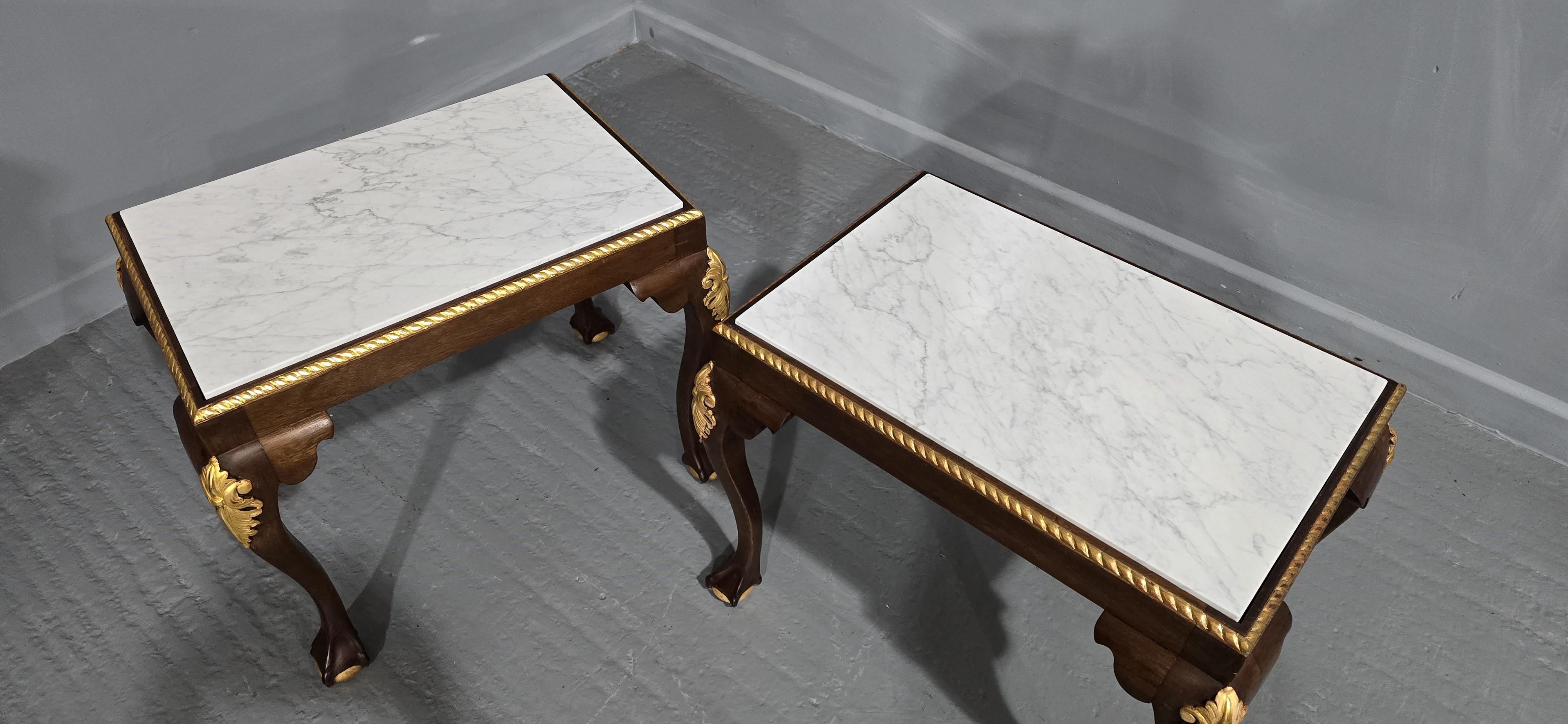 Doré Paire de tables de lampe en acajou en vente