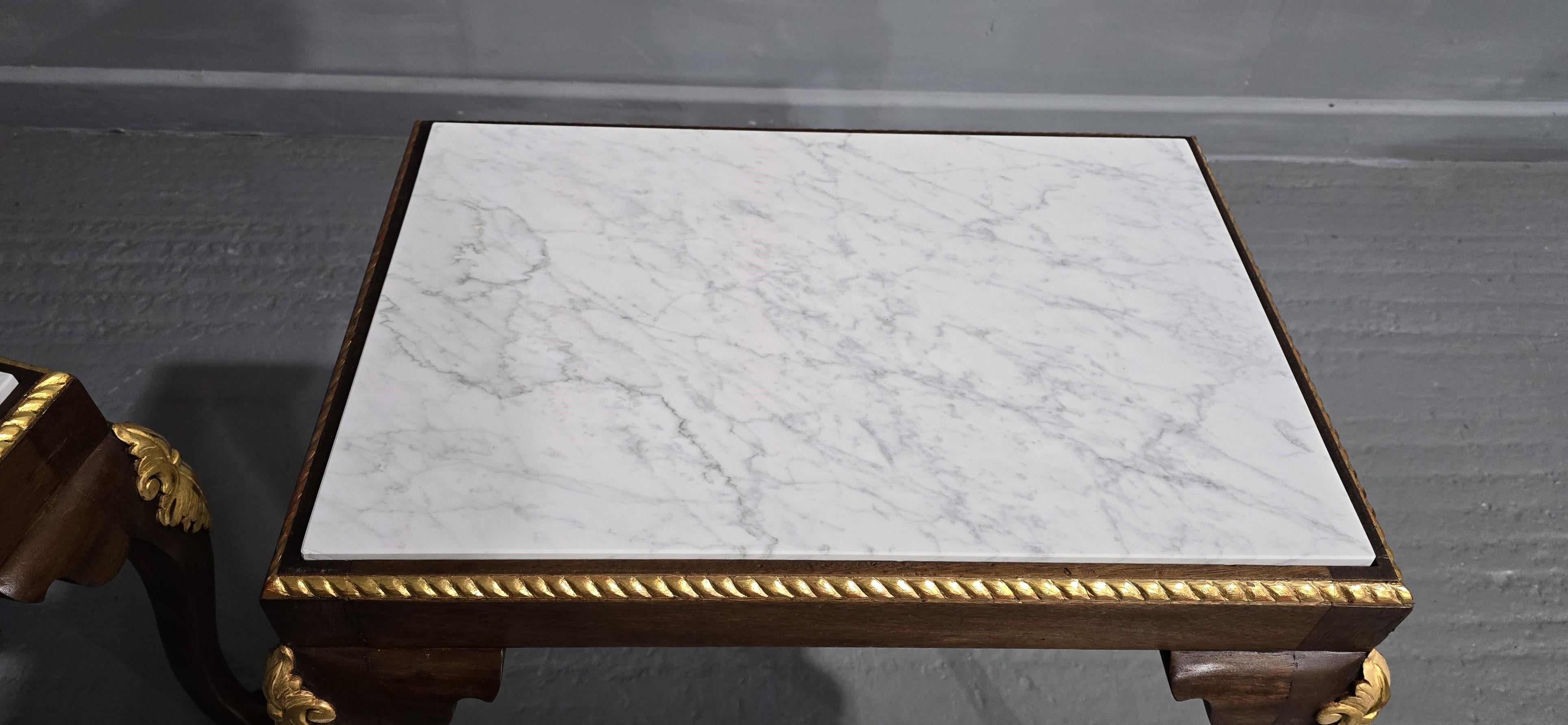 Marbre de Carrare Paire de tables de lampe en acajou en vente