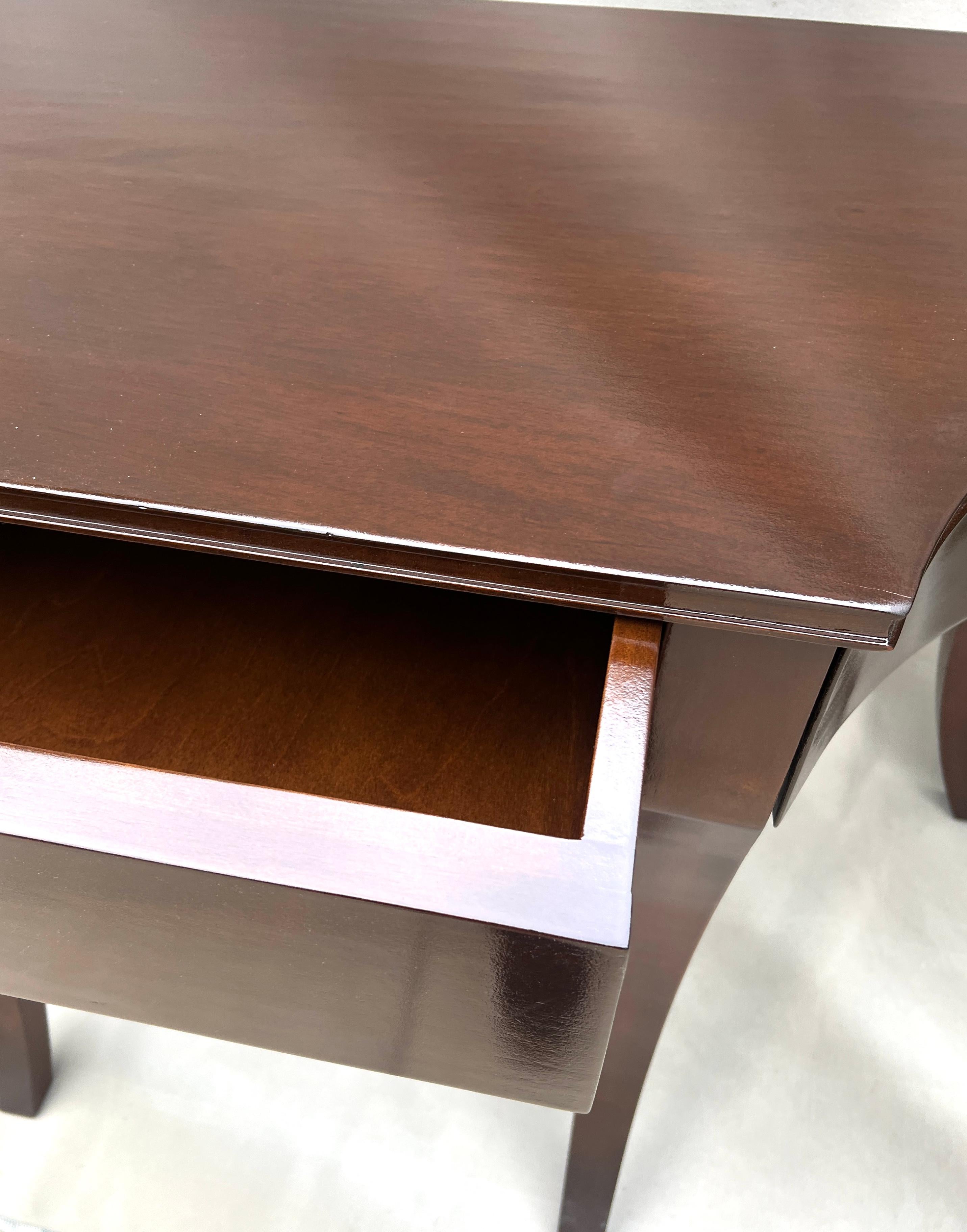 Pair Mahogany Rose Tarlow Melrose House Keats Console Tables with Three Drawers im Zustand „Gut“ im Angebot in Los Angeles, CA