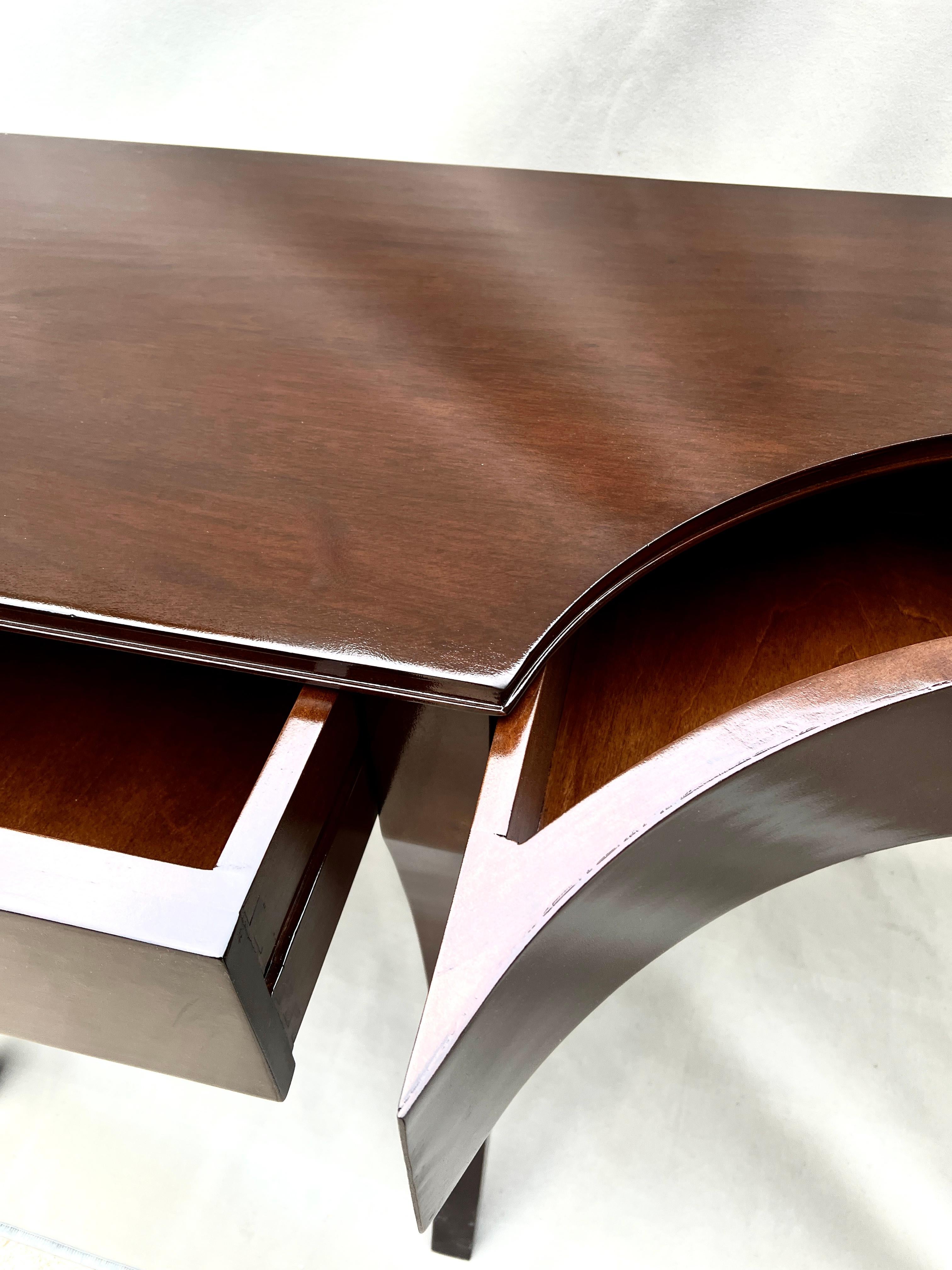 Pair Mahogany Rose Tarlow Melrose House Keats Console Tables with Three Drawers (21. Jahrhundert und zeitgenössisch) im Angebot