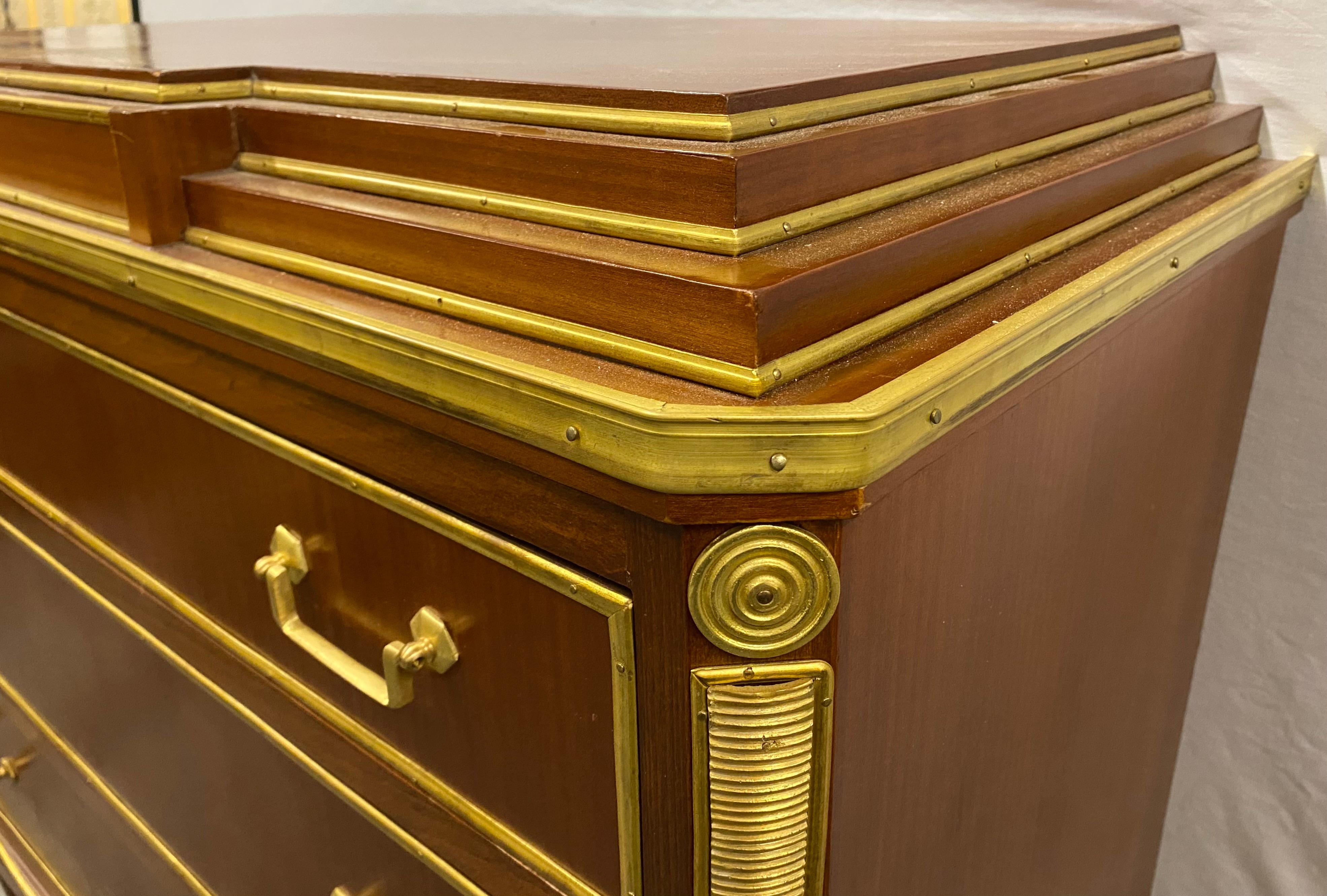 Coppia di commodes / comodini in stile neoclassico russo in mogano Up & Up in vendita 10