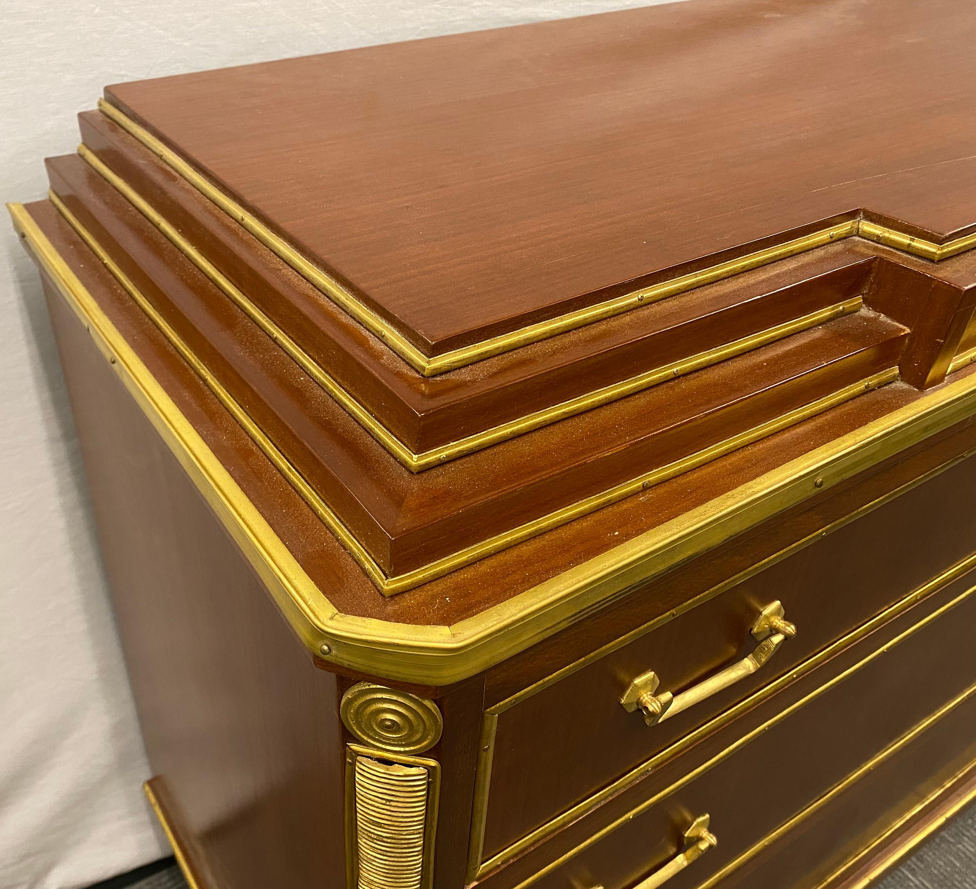 Coppia di commodes / comodini in stile neoclassico russo in mogano Up & Up in vendita 11
