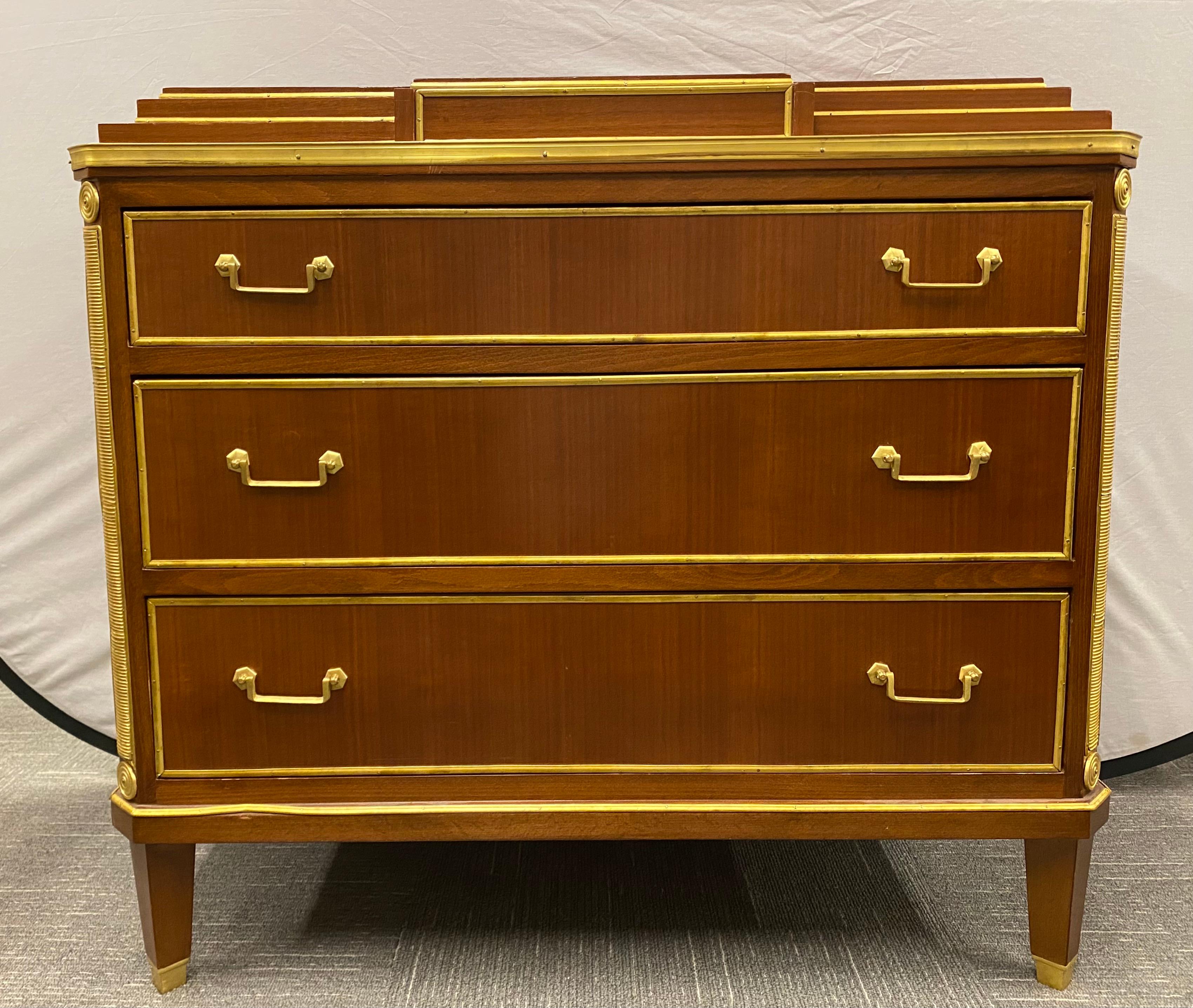 XX secolo Coppia di commodes / comodini in stile neoclassico russo in mogano Up & Up in vendita