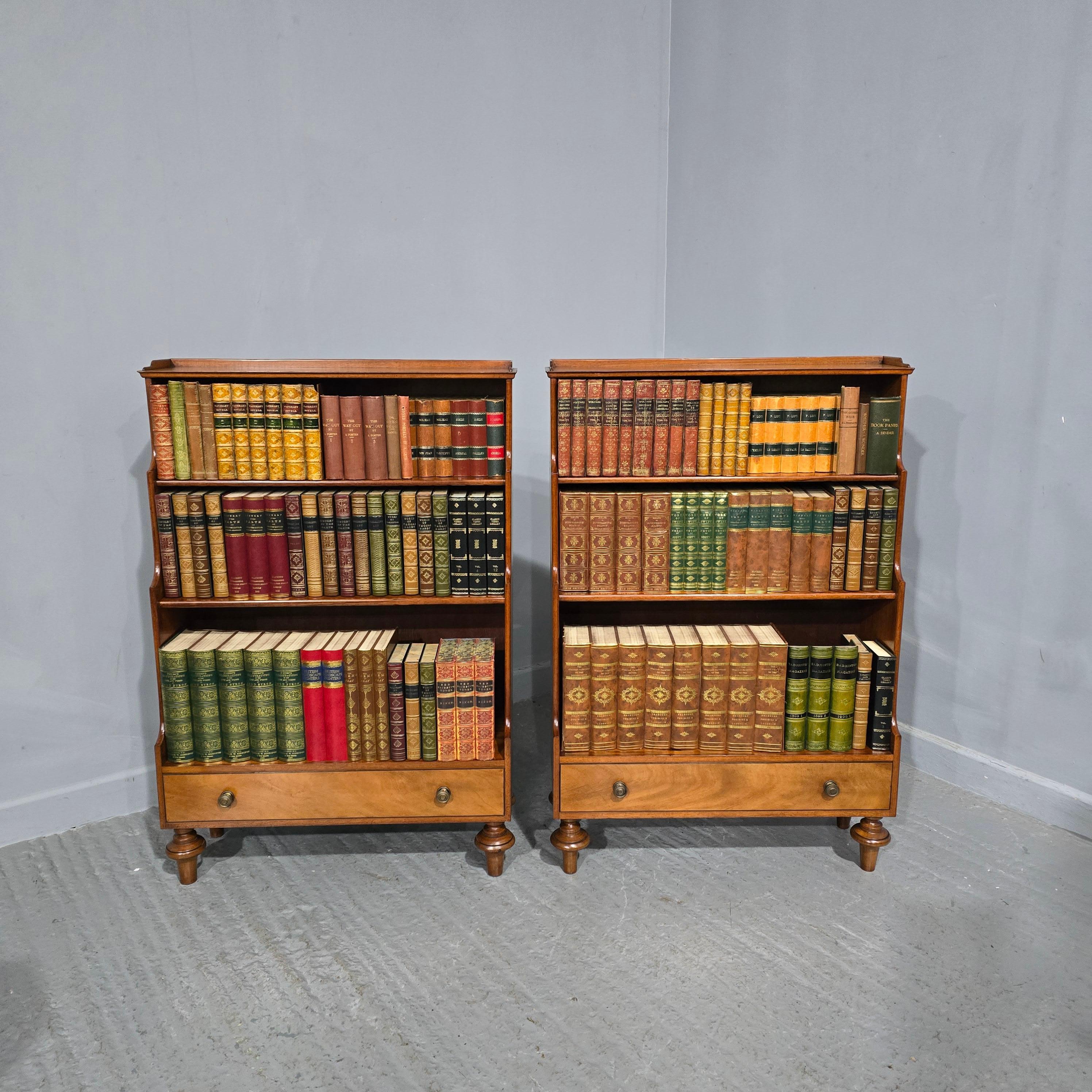 Una superba coppia di librerie a cascata in mogano con cassetto singolo alla base e poggianti su piedi torniti, in eccellenti condizioni generali.

Sei invitato a visionare questo articolo presso il nostro showroom, ma ti preghiamo di telefonare