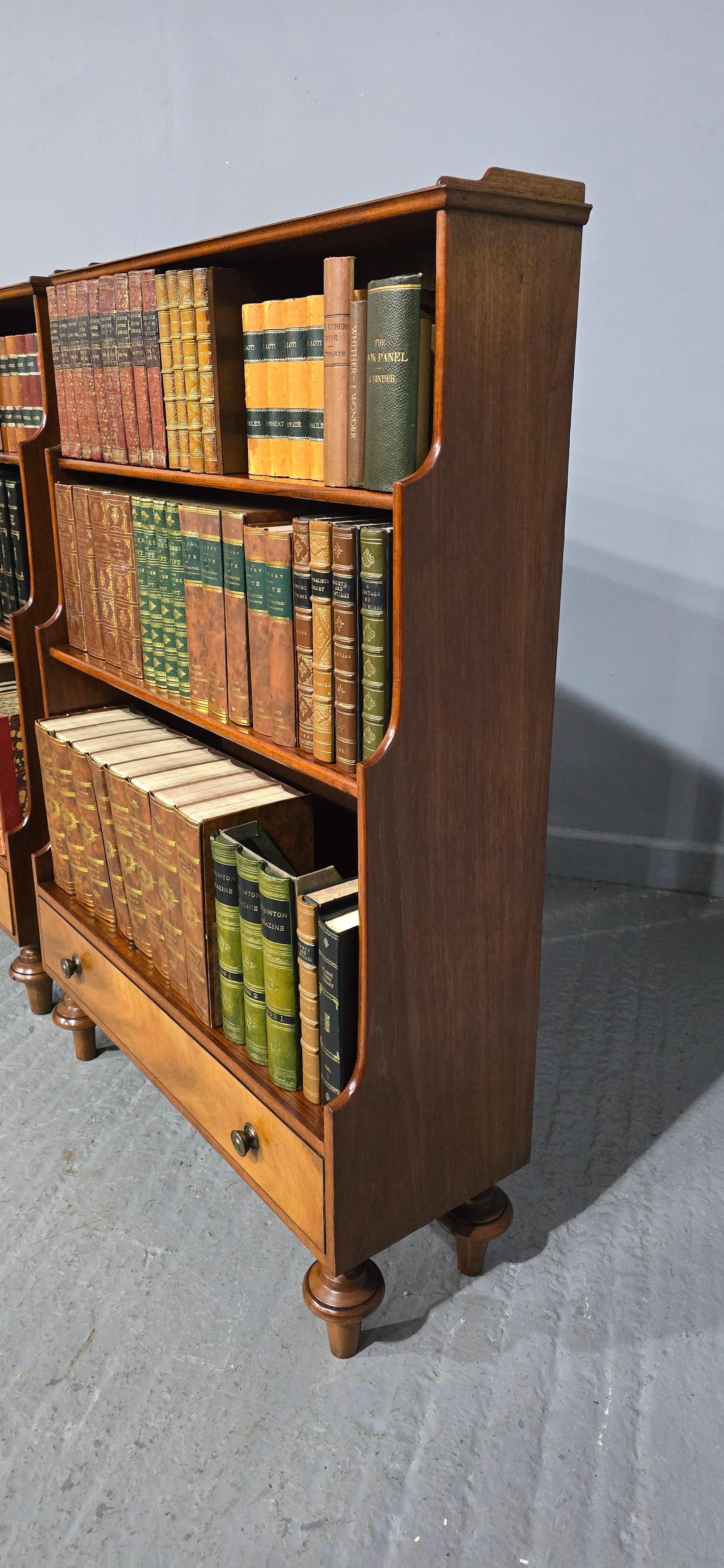 Coppia di librerie a cascata in mogano In condizioni buone in vendita a Swadlincote, GB