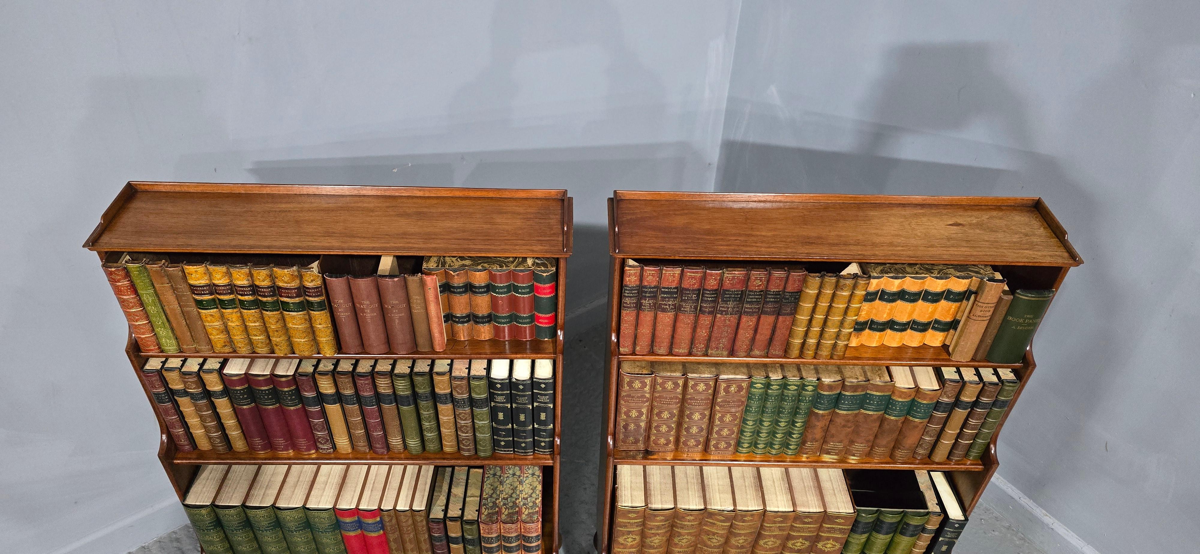 Mogano Coppia di librerie a cascata in mogano in vendita