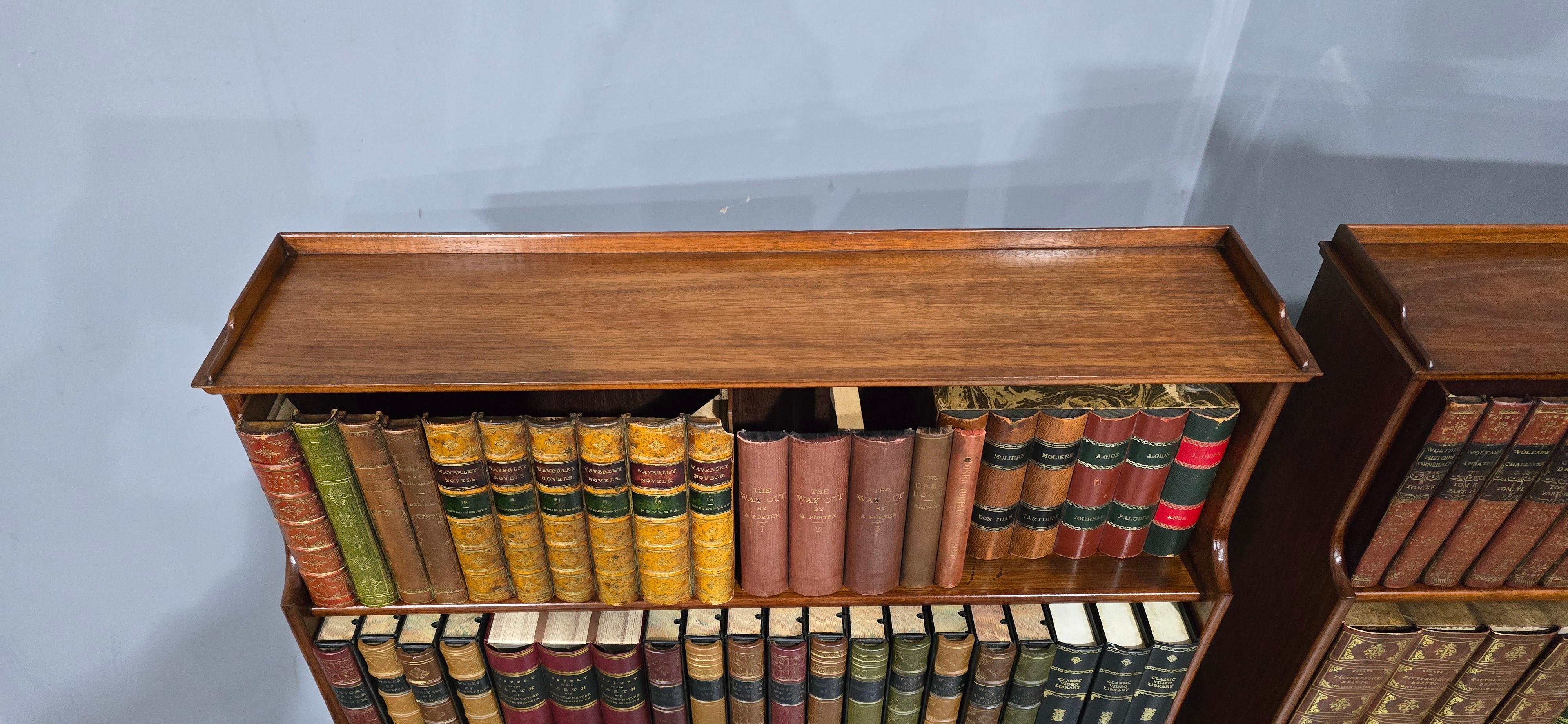 Coppia di librerie a cascata in mogano in vendita 1