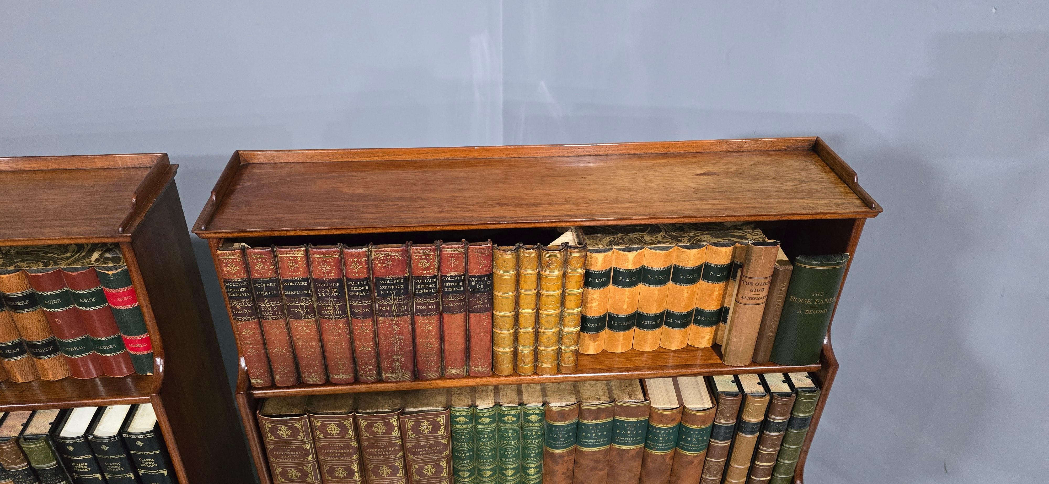 Coppia di librerie a cascata in mogano in vendita 2