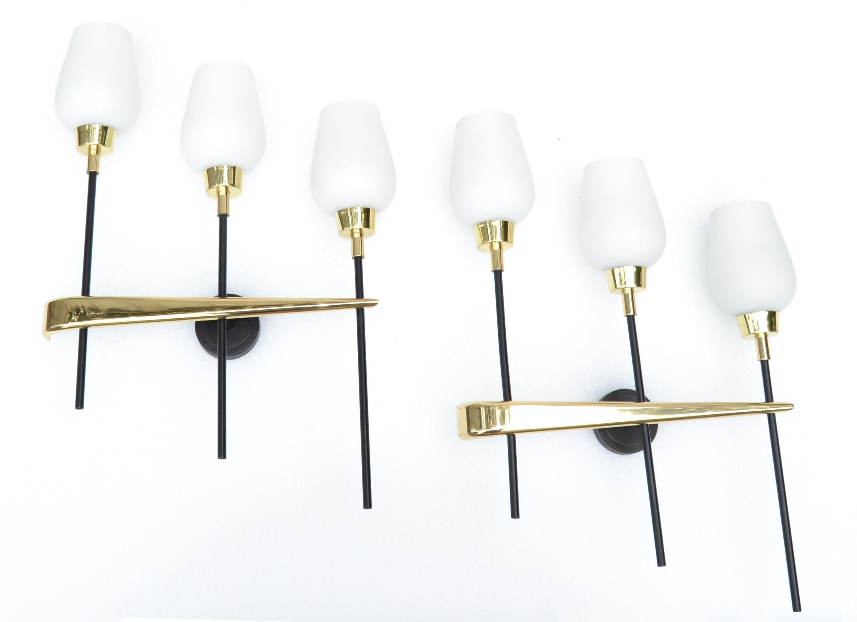 2 pair available these superb French Mid-Century Modern 3 light sconces, wall lights in brass and steel with original Opaline glass shade designed by Maison Arlus and made in the 1960.
Perfect working condition and each wall lamp takes 3