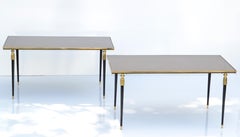 Paire de tables de canapés néoclassiques françaises en bronze et verre miroir de la Maison Bagus