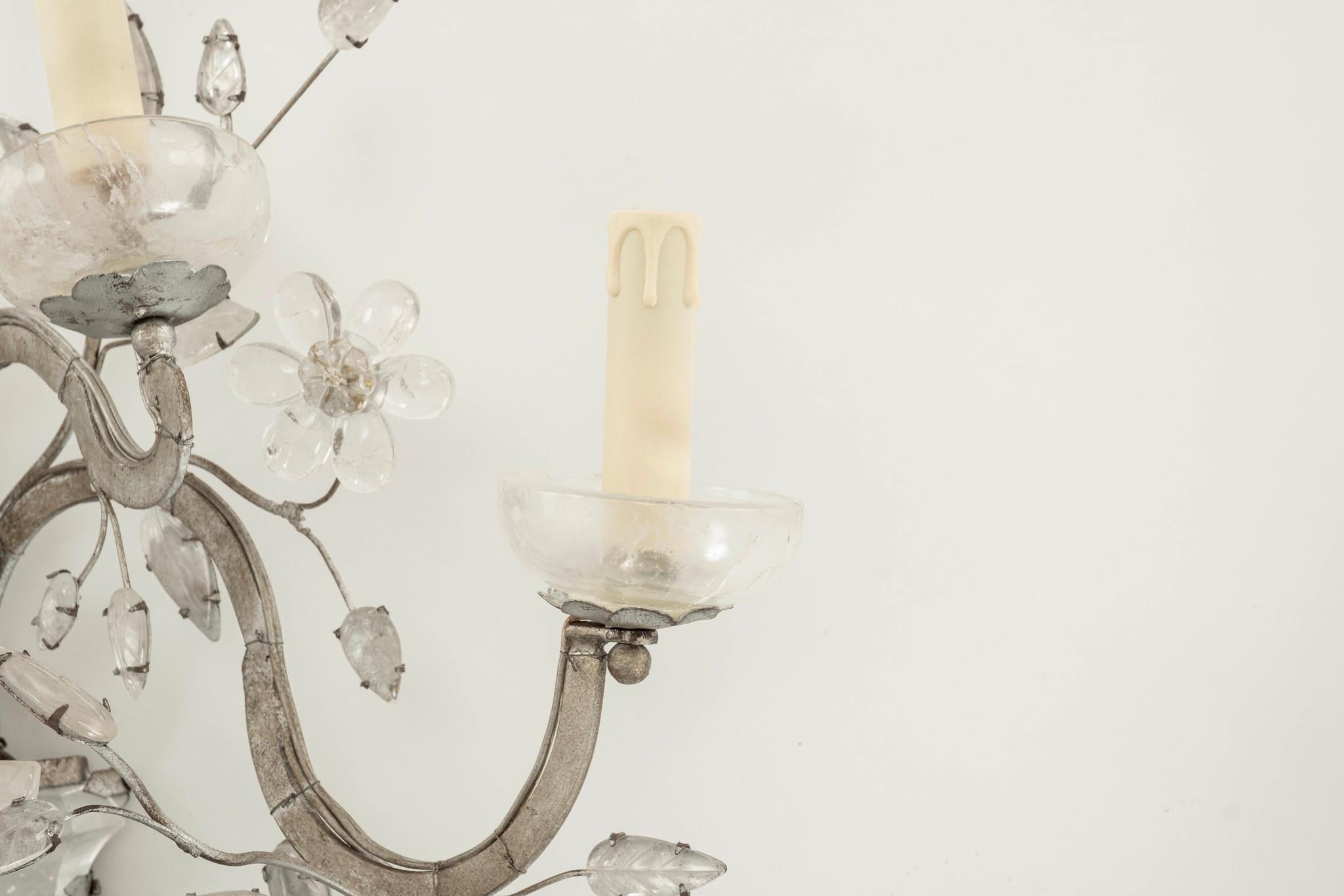 Doré Paire d'appliques en forme d'urne en cristal de roche de style Maison Bagues en vente