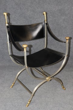 Coppia di sedie Savonarola a testa di ariete in ottone e acciaio della Maison Jansen