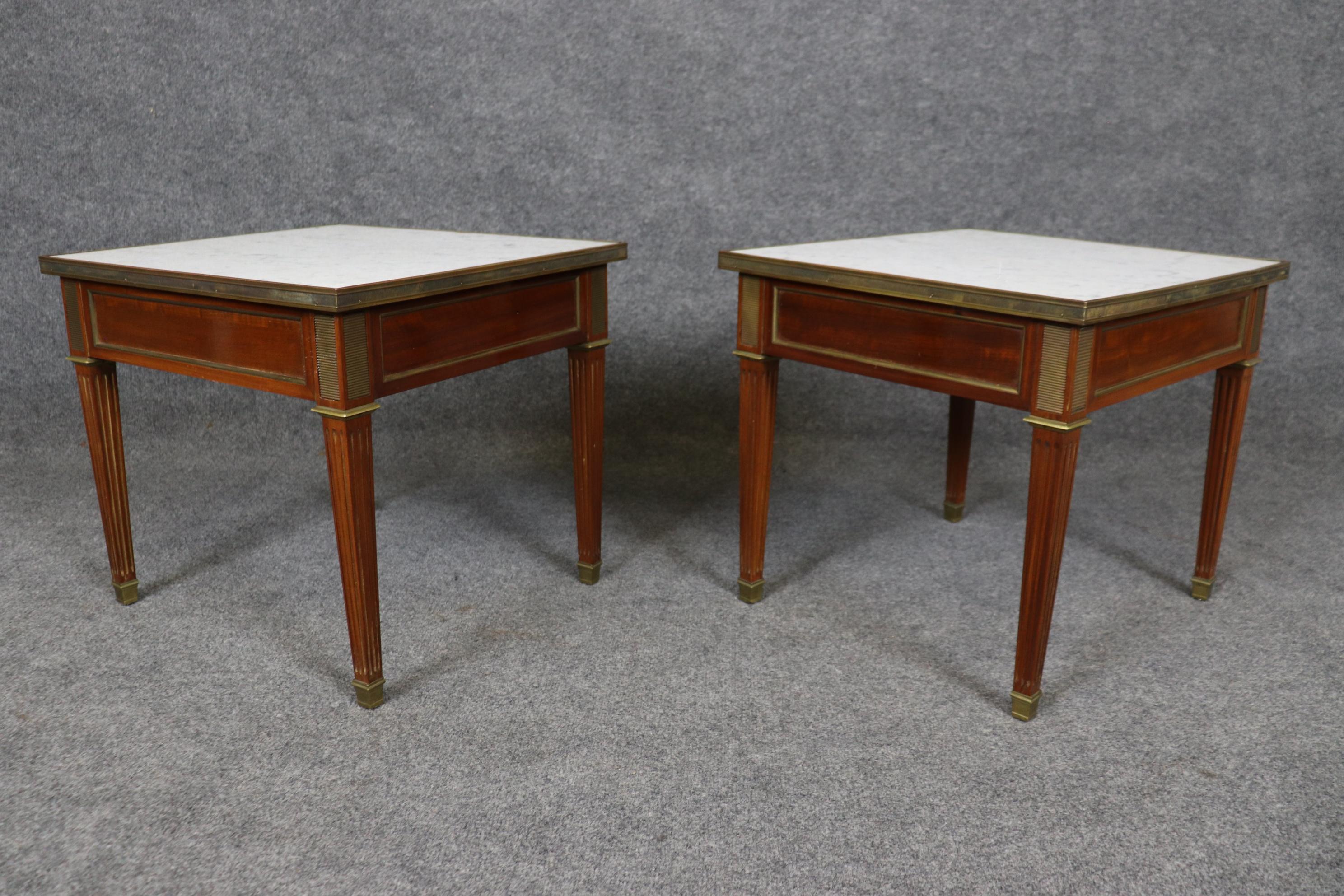 Beistelltische mit Carrara-Marmorplatte und Goldbronze-Montierung, Maison Jansen zugeschrieben, Paar im Angebot 3