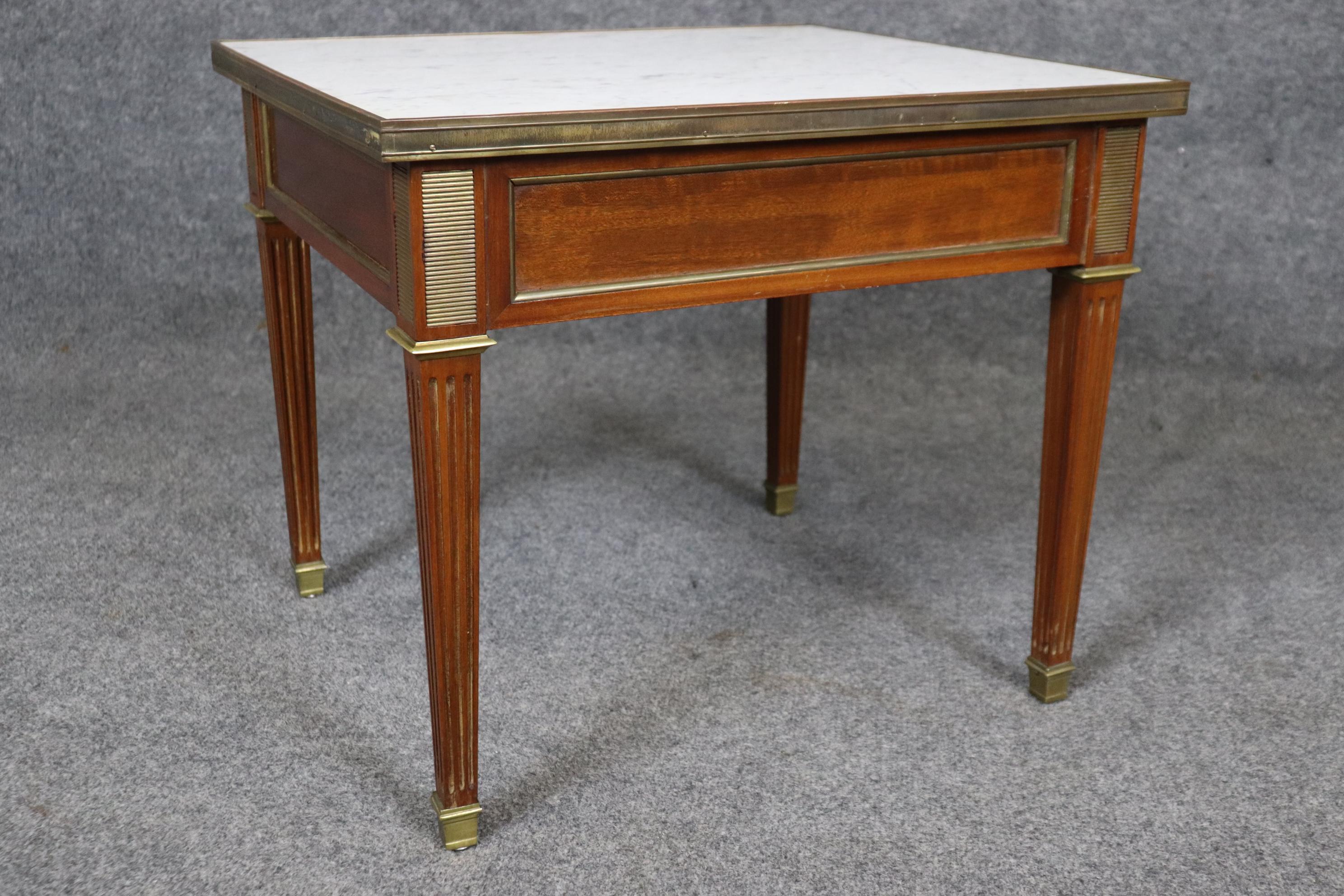 Beistelltische mit Carrara-Marmorplatte und Goldbronze-Montierung, Maison Jansen zugeschrieben, Paar im Angebot 4