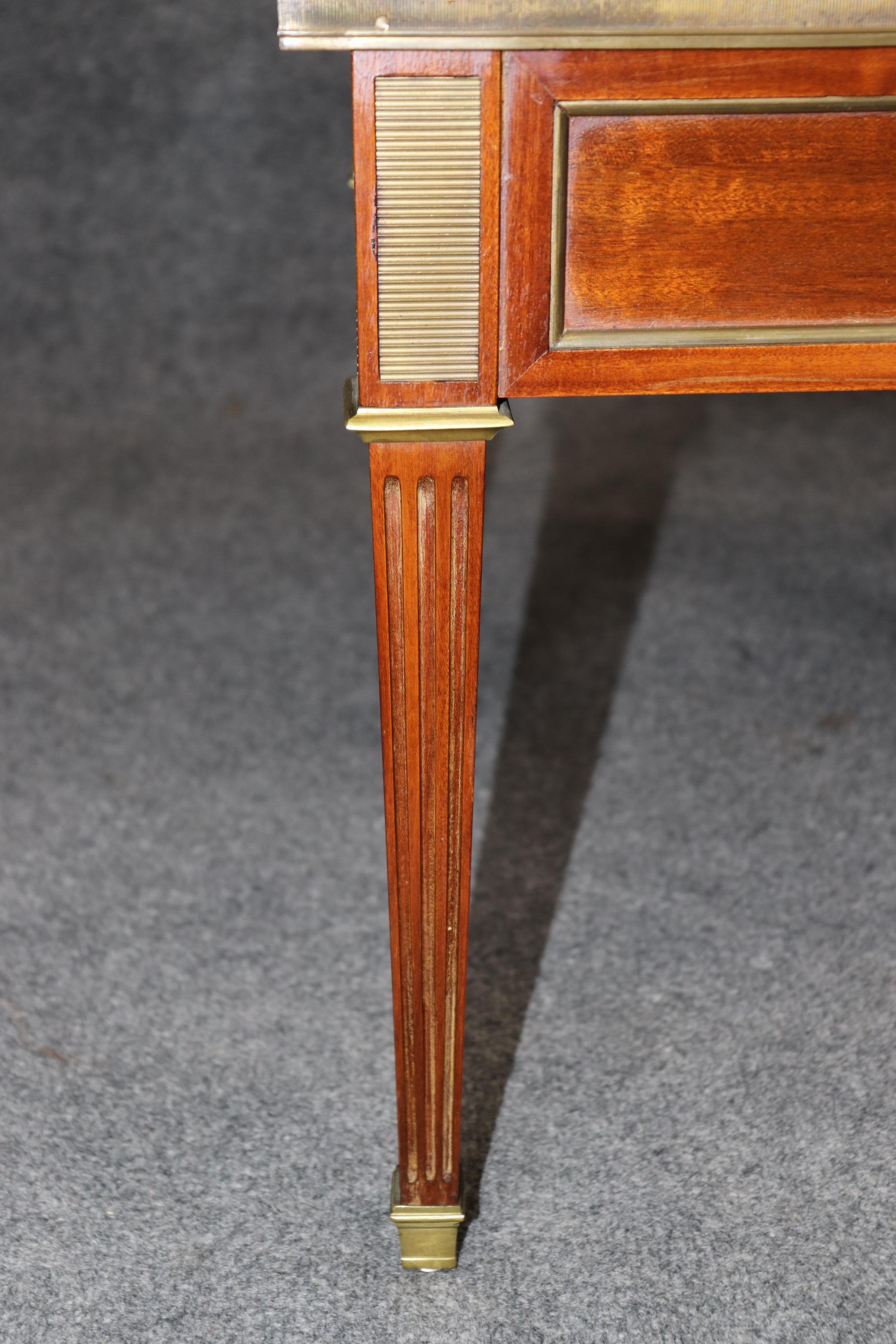 Beistelltische mit Carrara-Marmorplatte und Goldbronze-Montierung, Maison Jansen zugeschrieben, Paar im Angebot 5