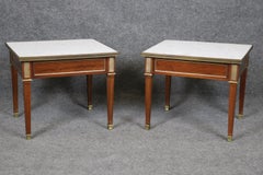 Paire de tables d'appoint à plateau en marbre de Carrare et monture en bronze doré, attribuées à la Maison Jansen