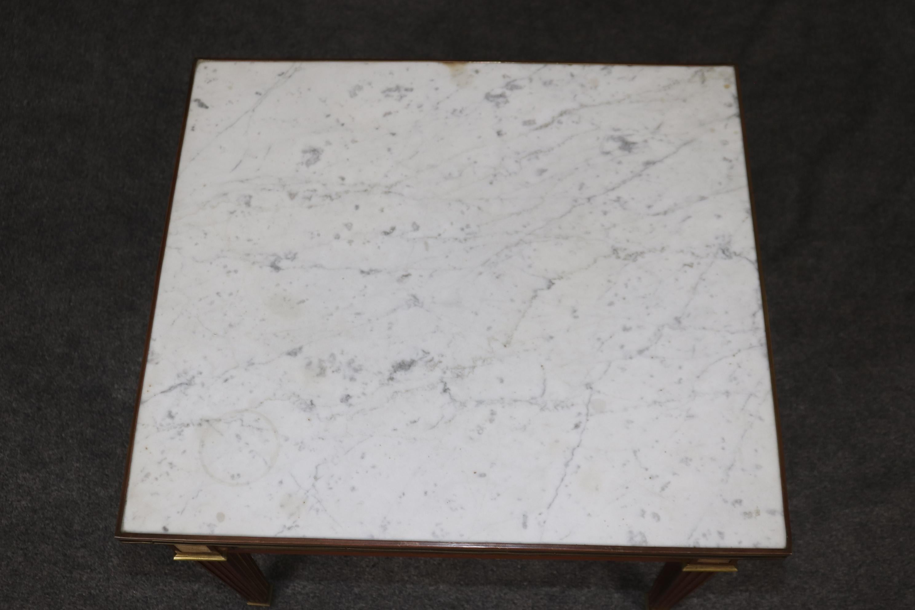 Beistelltische mit Carrara-Marmorplatte und Goldbronze-Montierung, Maison Jansen zugeschrieben, Paar (Französisch) im Angebot