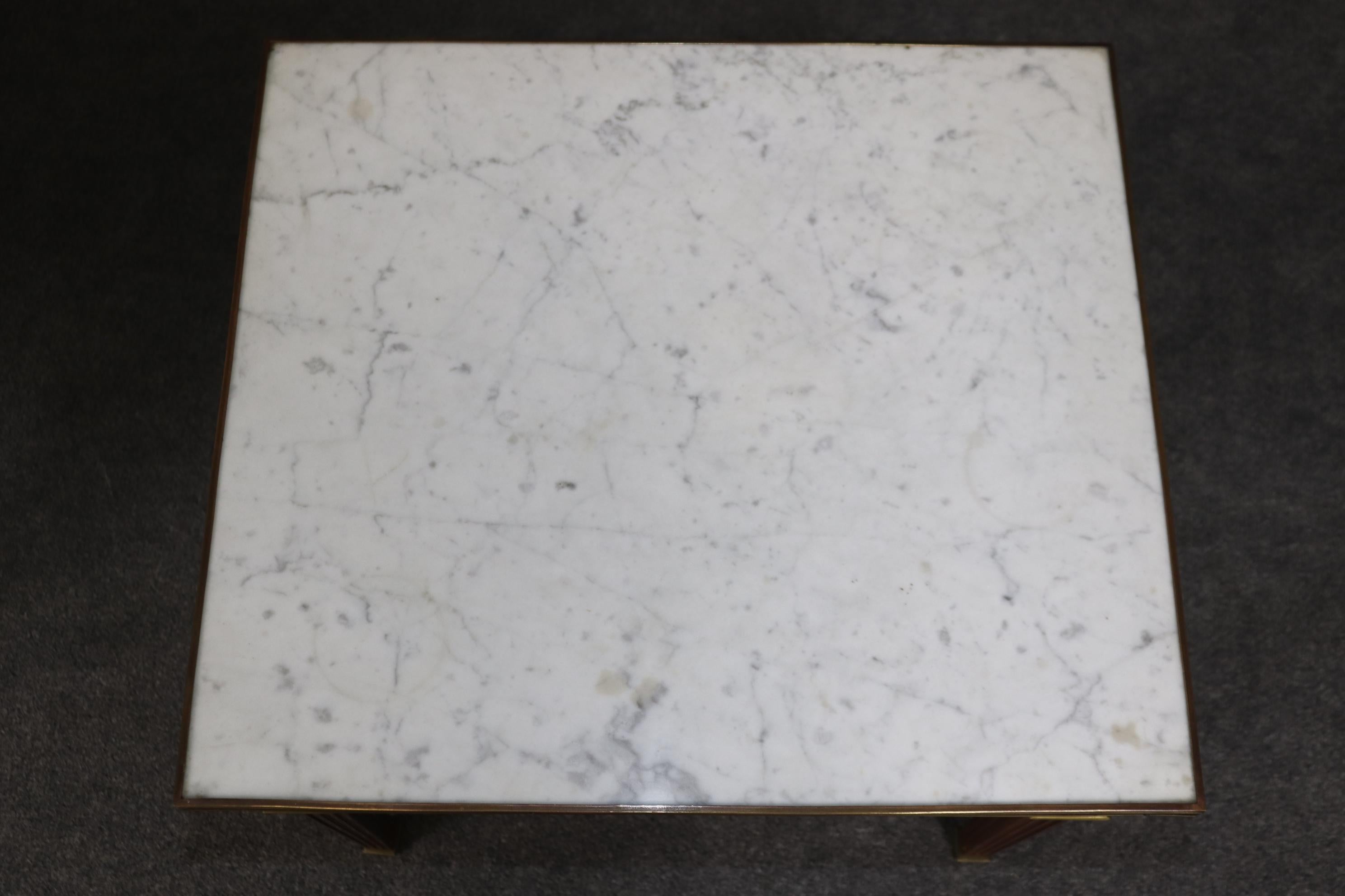 Beistelltische mit Carrara-Marmorplatte und Goldbronze-Montierung, Maison Jansen zugeschrieben, Paar im Zustand „Gut“ im Angebot in Swedesboro, NJ