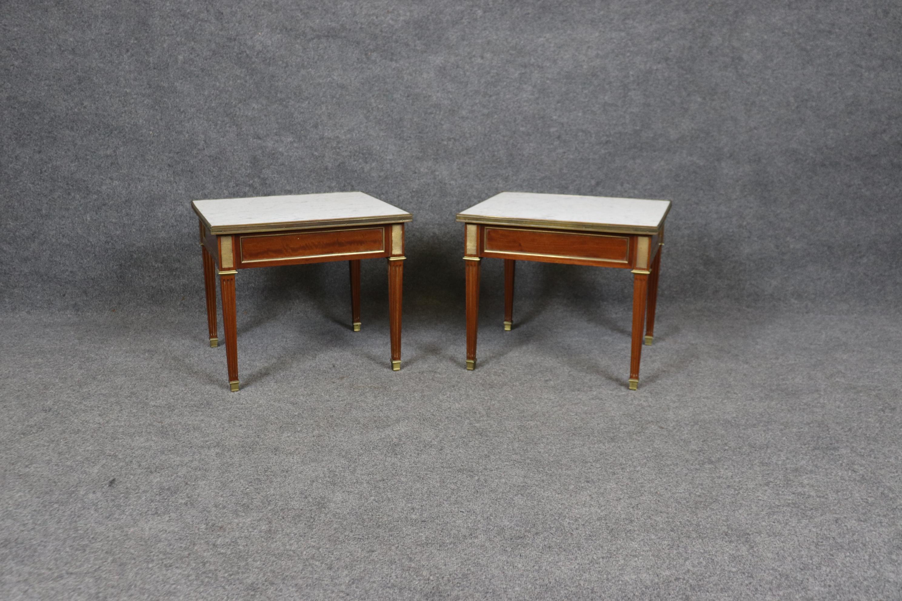 Beistelltische mit Carrara-Marmorplatte und Goldbronze-Montierung, Maison Jansen zugeschrieben, Paar (Mitte des 20. Jahrhunderts) im Angebot