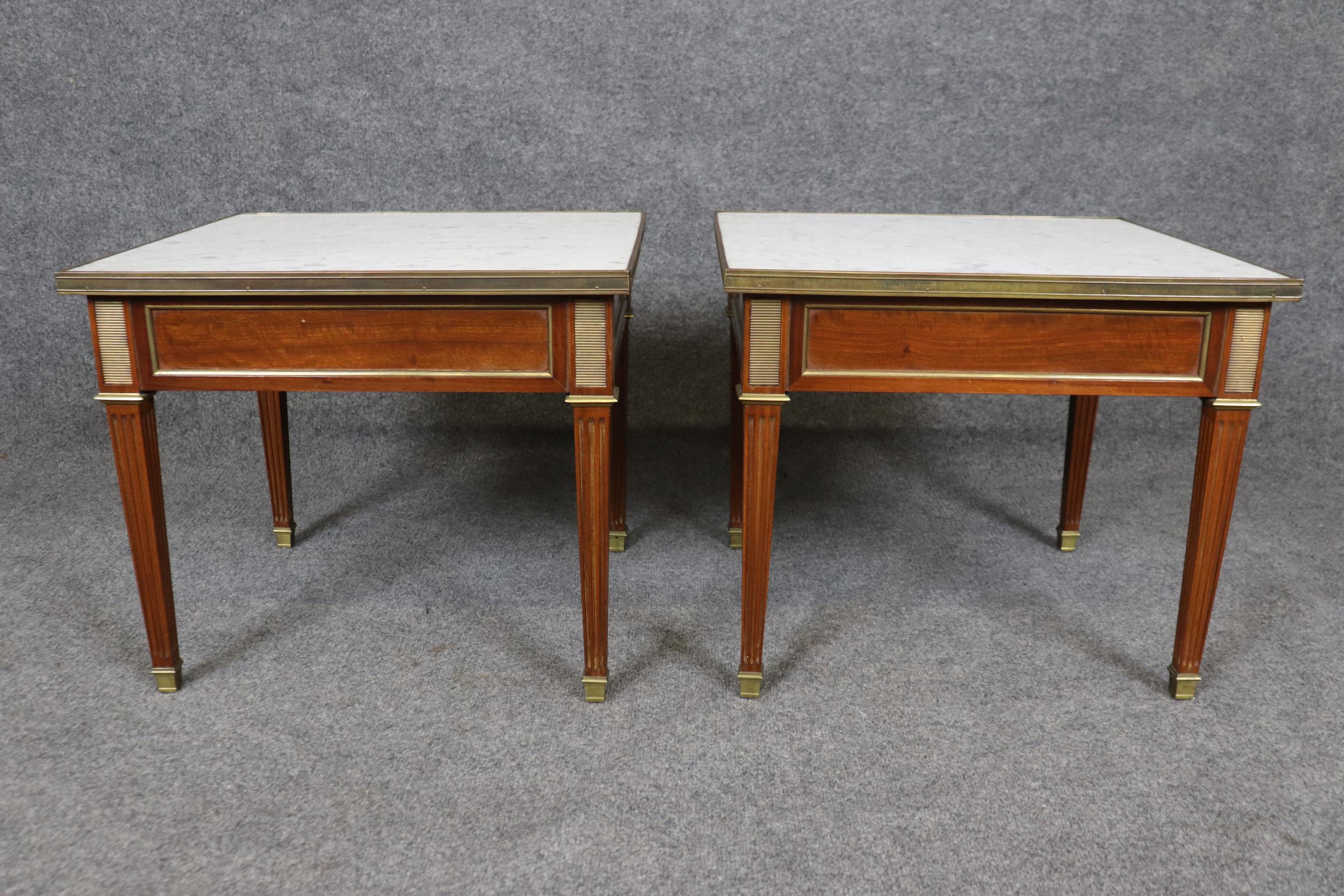Beistelltische mit Carrara-Marmorplatte und Goldbronze-Montierung, Maison Jansen zugeschrieben, Paar (Messing) im Angebot