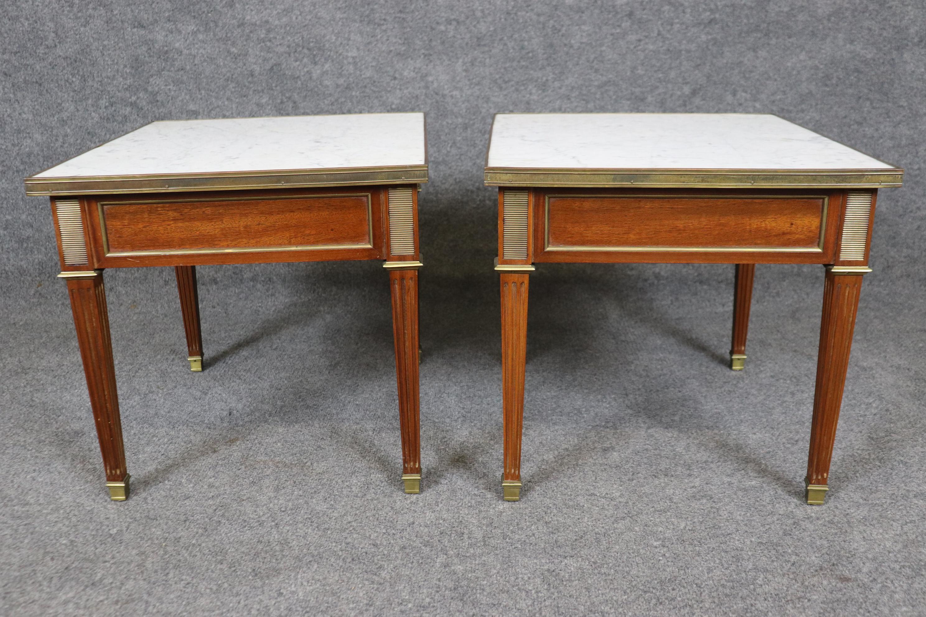 Beistelltische mit Carrara-Marmorplatte und Goldbronze-Montierung, Maison Jansen zugeschrieben, Paar im Angebot 1